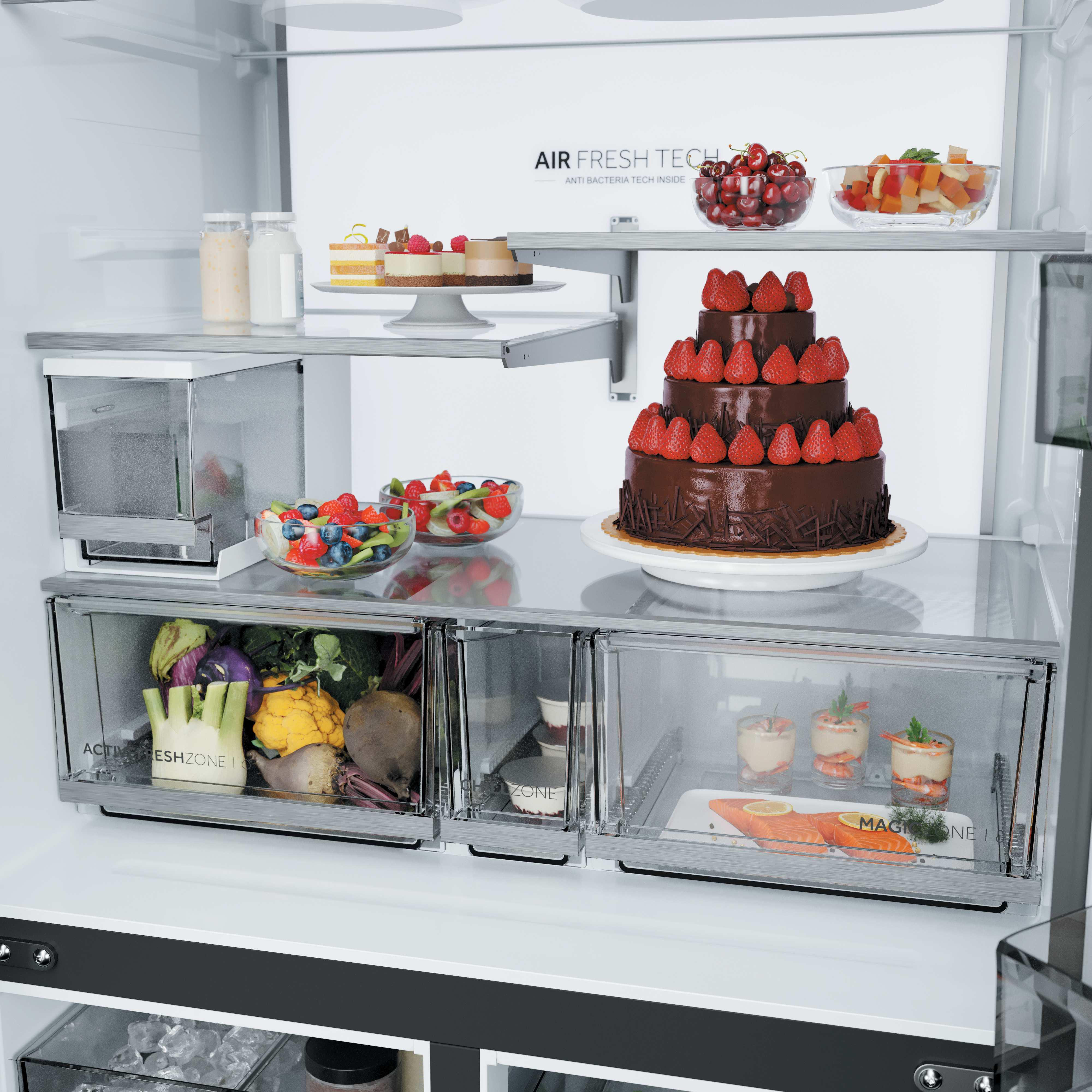 Ein Schokoladenkuchen mit Erdbeeren und Obstschalen im Kühlschrank.