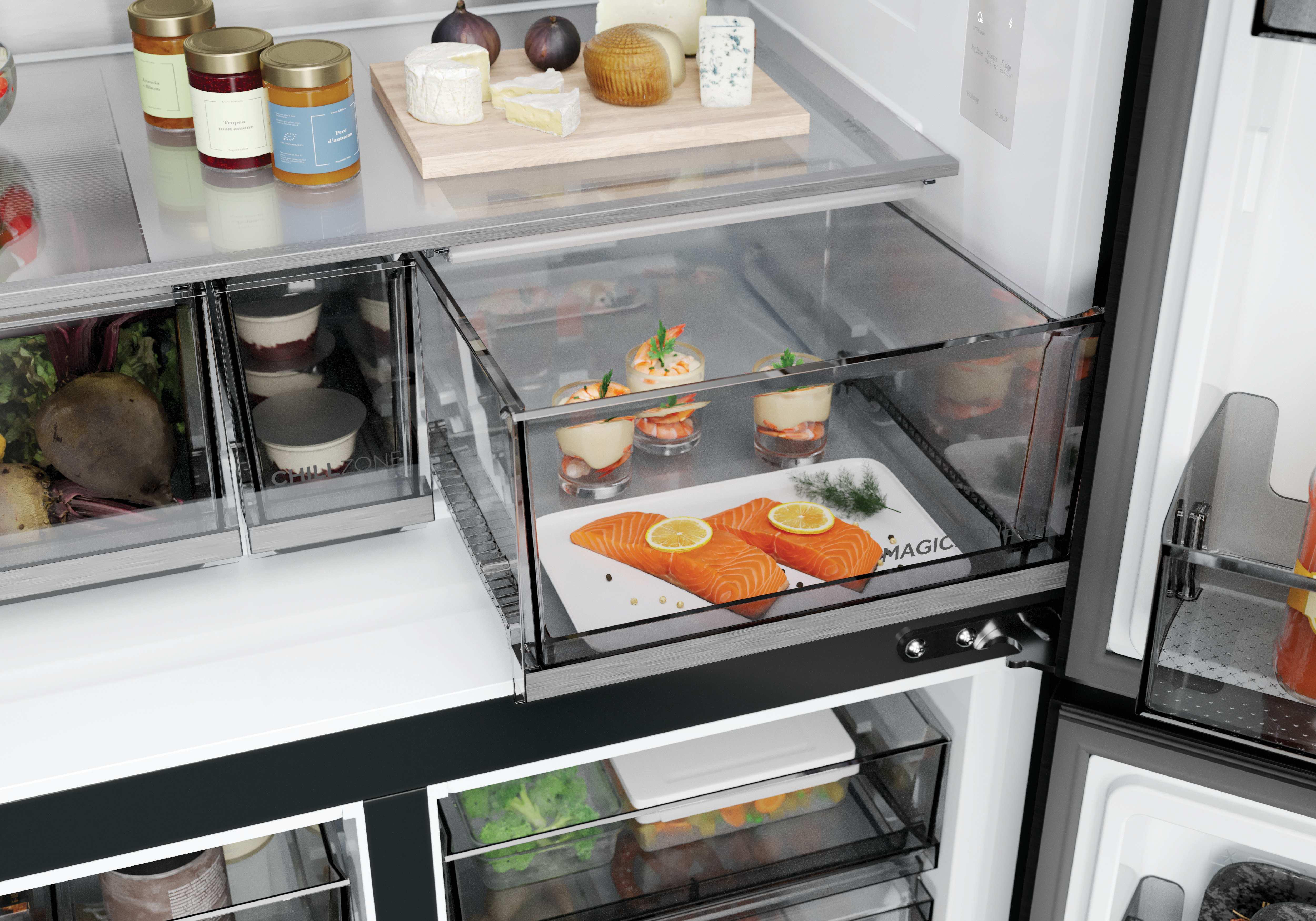 Kühlschrank mit Lebensmitteln: Lachs, Garnelen, Käse, Marmelade, Gemüse.