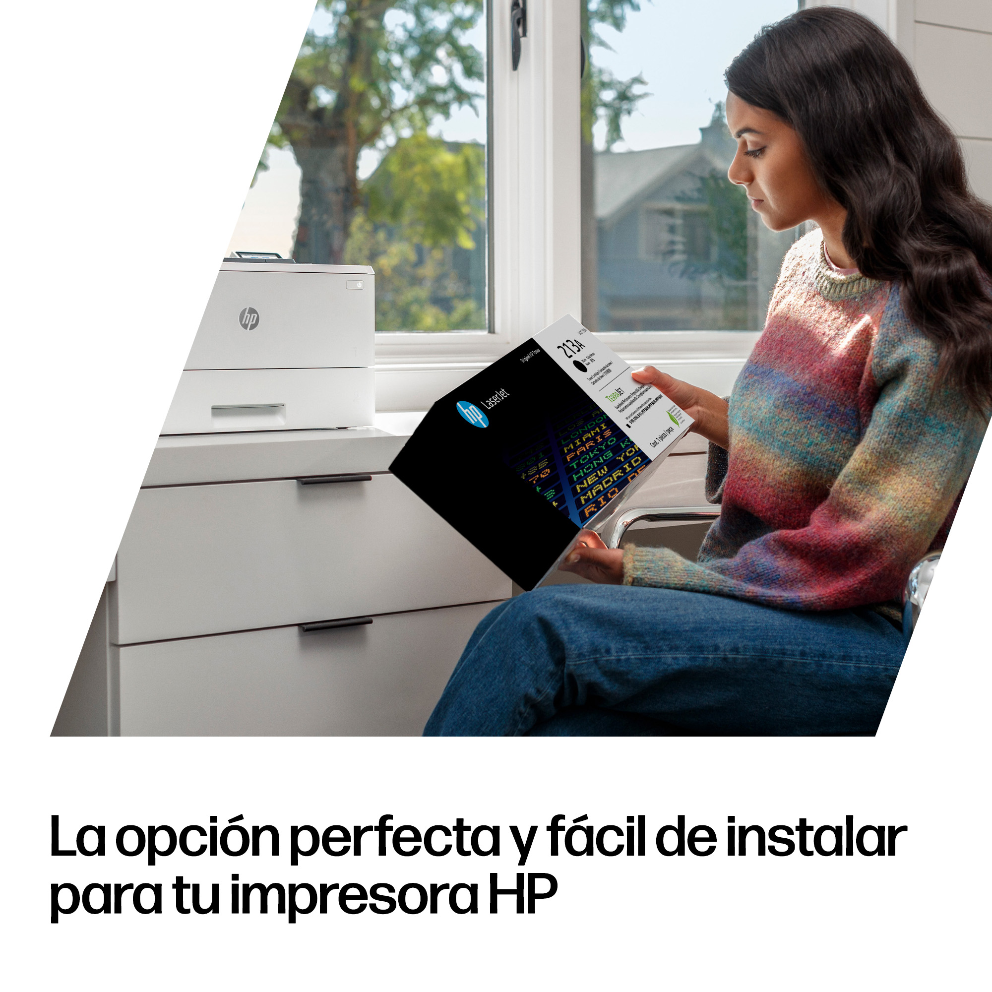Mujer lee paquete de tóner HP LaserJet junto a impresora en cómoda.