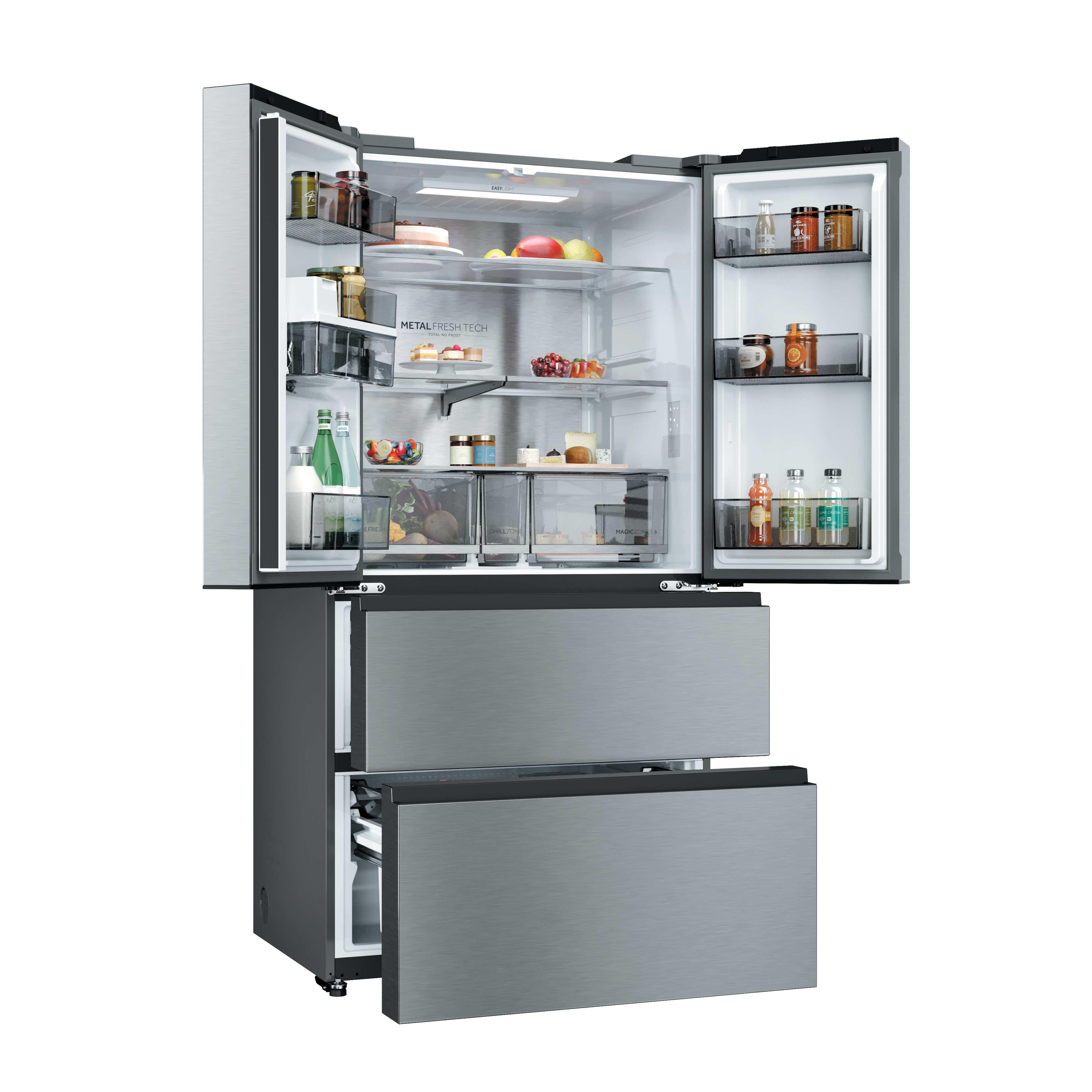 Offener Kühlschrank mit Obst, Kuchen, Käse und Gläsern auf den Regalen und Schubladen.