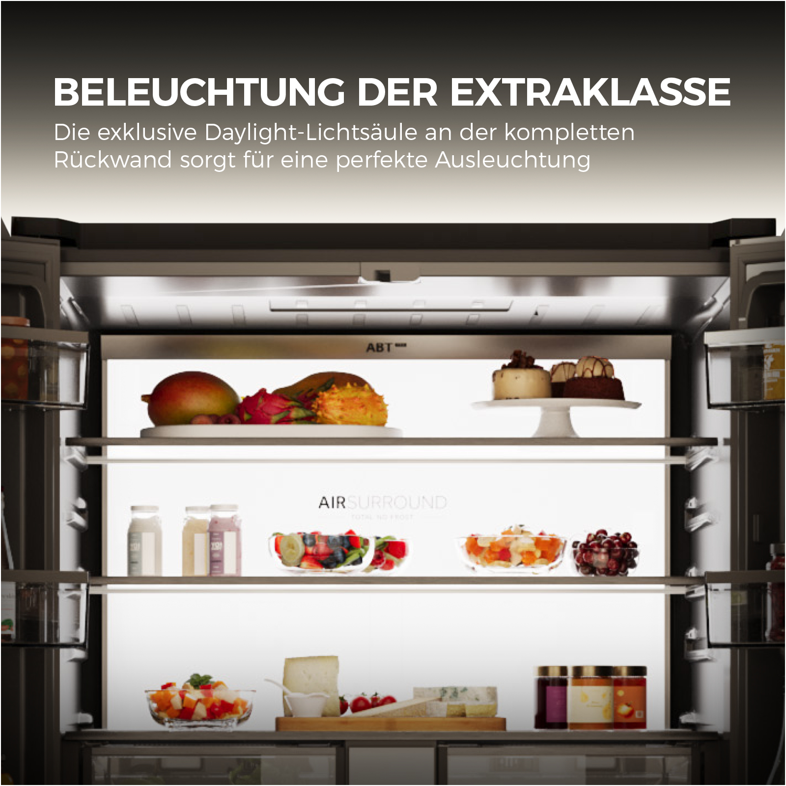 Ein Kühlschrank mit Früchten, Kuchen, Käse und Gläsern.