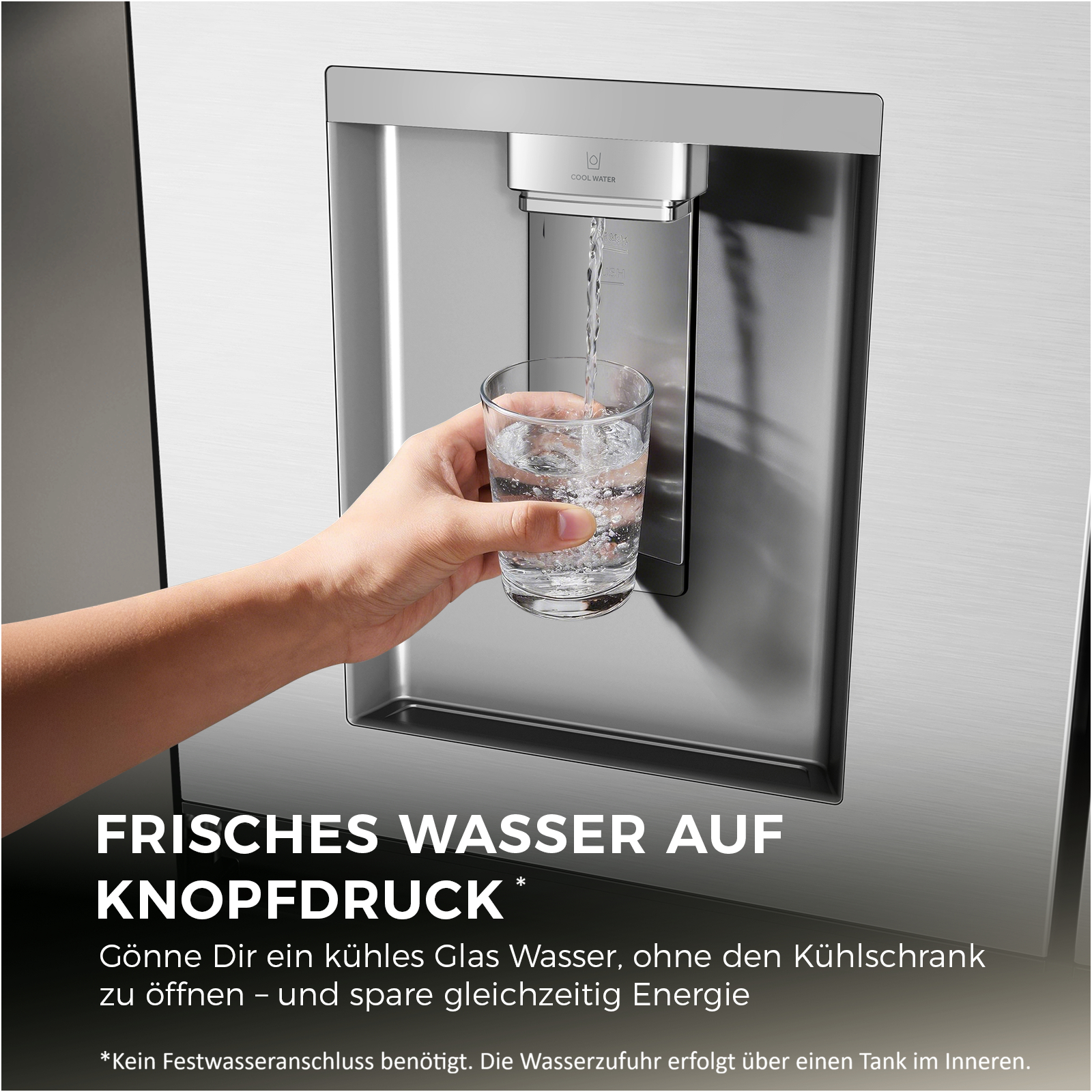 Eine Hand füllt ein Glas mit Wasser aus einem Kühlschrank-Wasserspender.