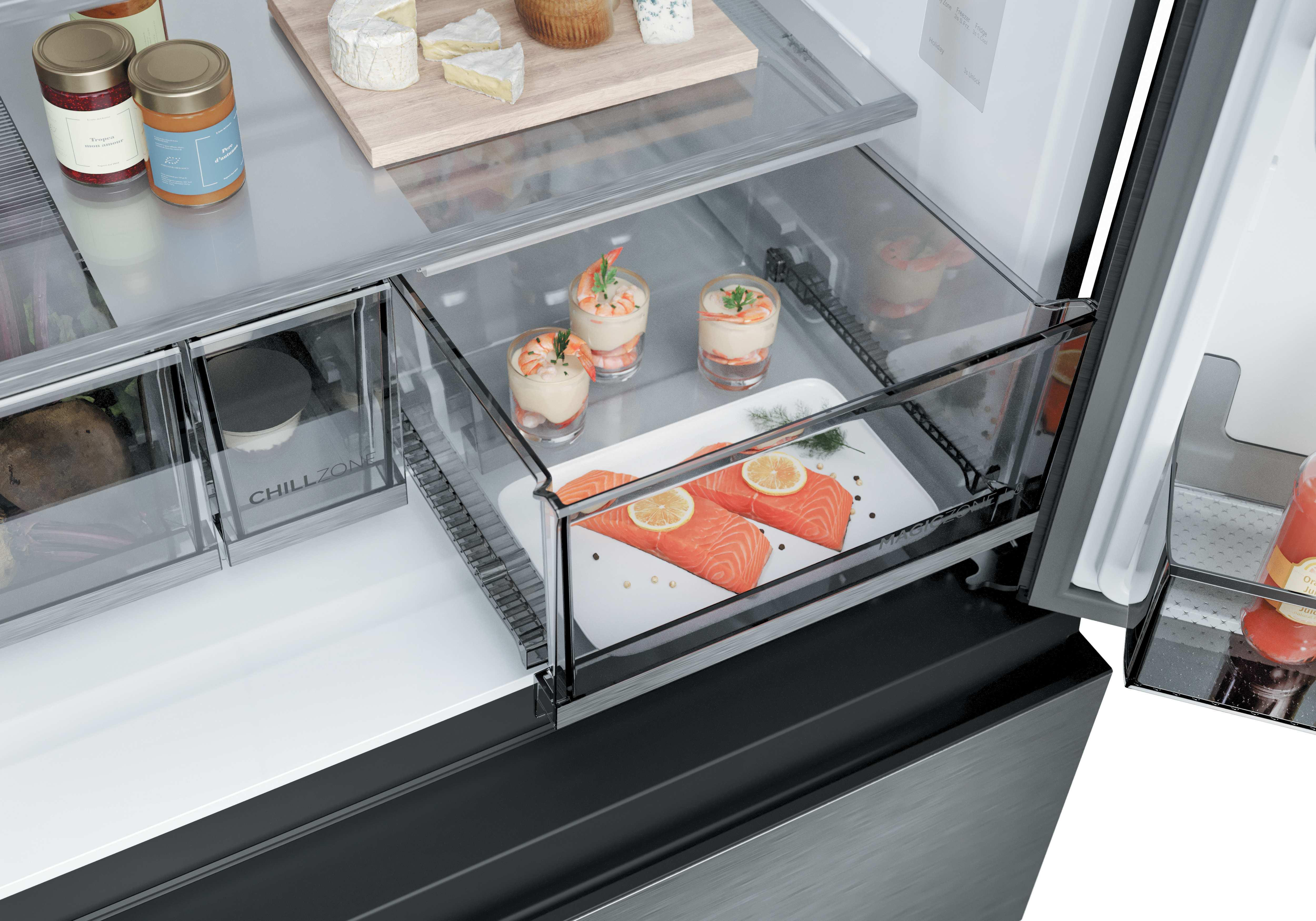 Kühlschrank mit Käse, Marmelade, Garnelen-Cocktails und Lachs auf den Regalen.