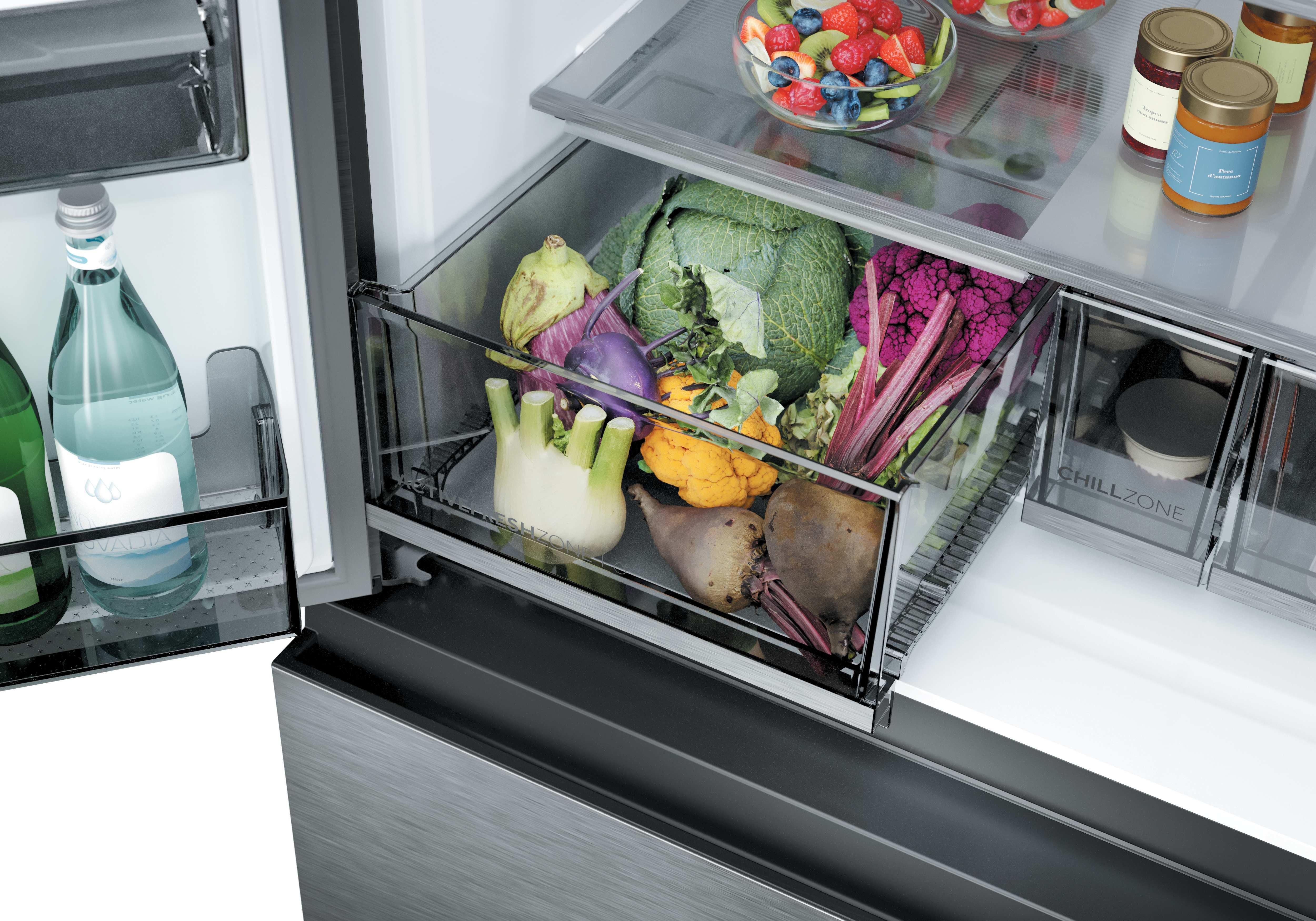 Kühlschrank mit frischem Gemüse, Obst und Flaschen.