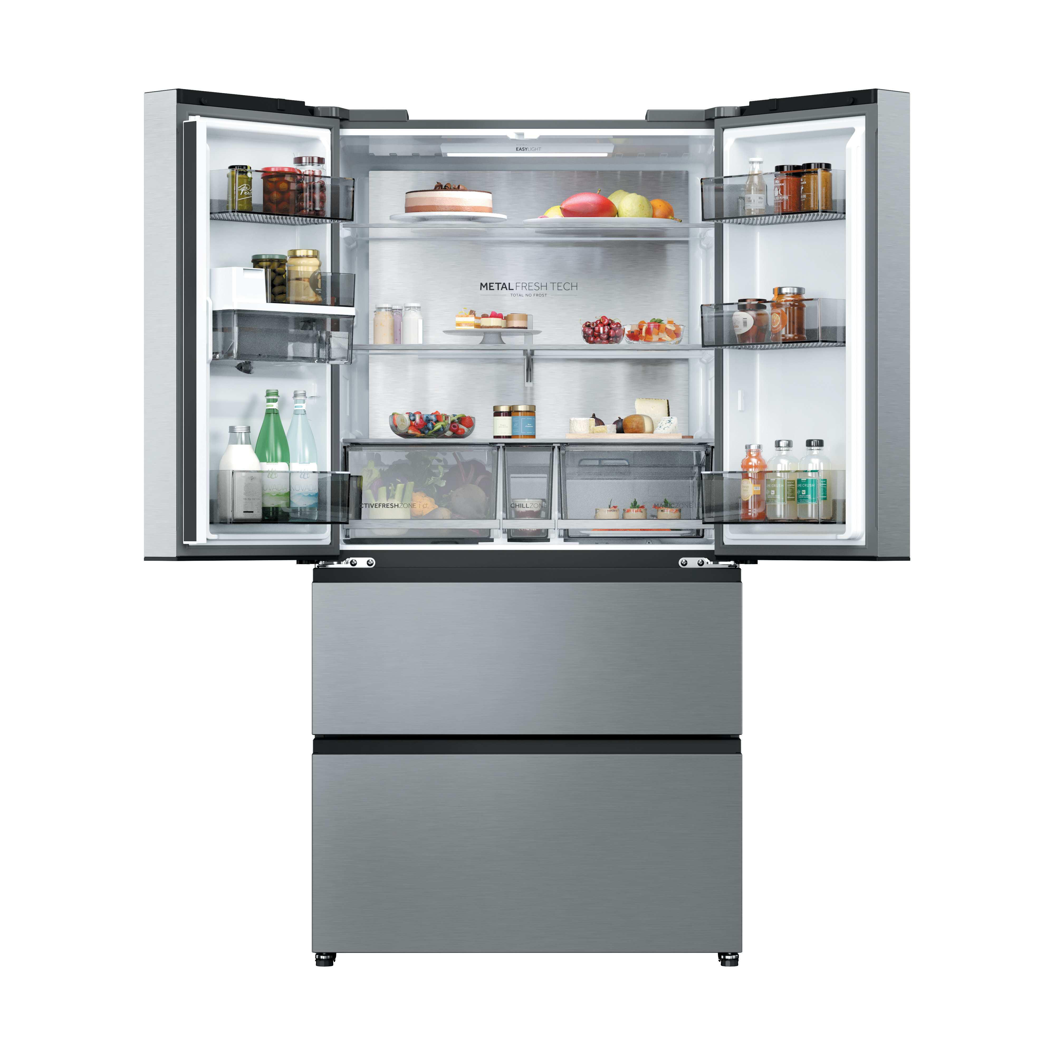 Offener Kühlschrank aus Edelstahl mit Lebensmitteln und Getränken auf den Regalen.