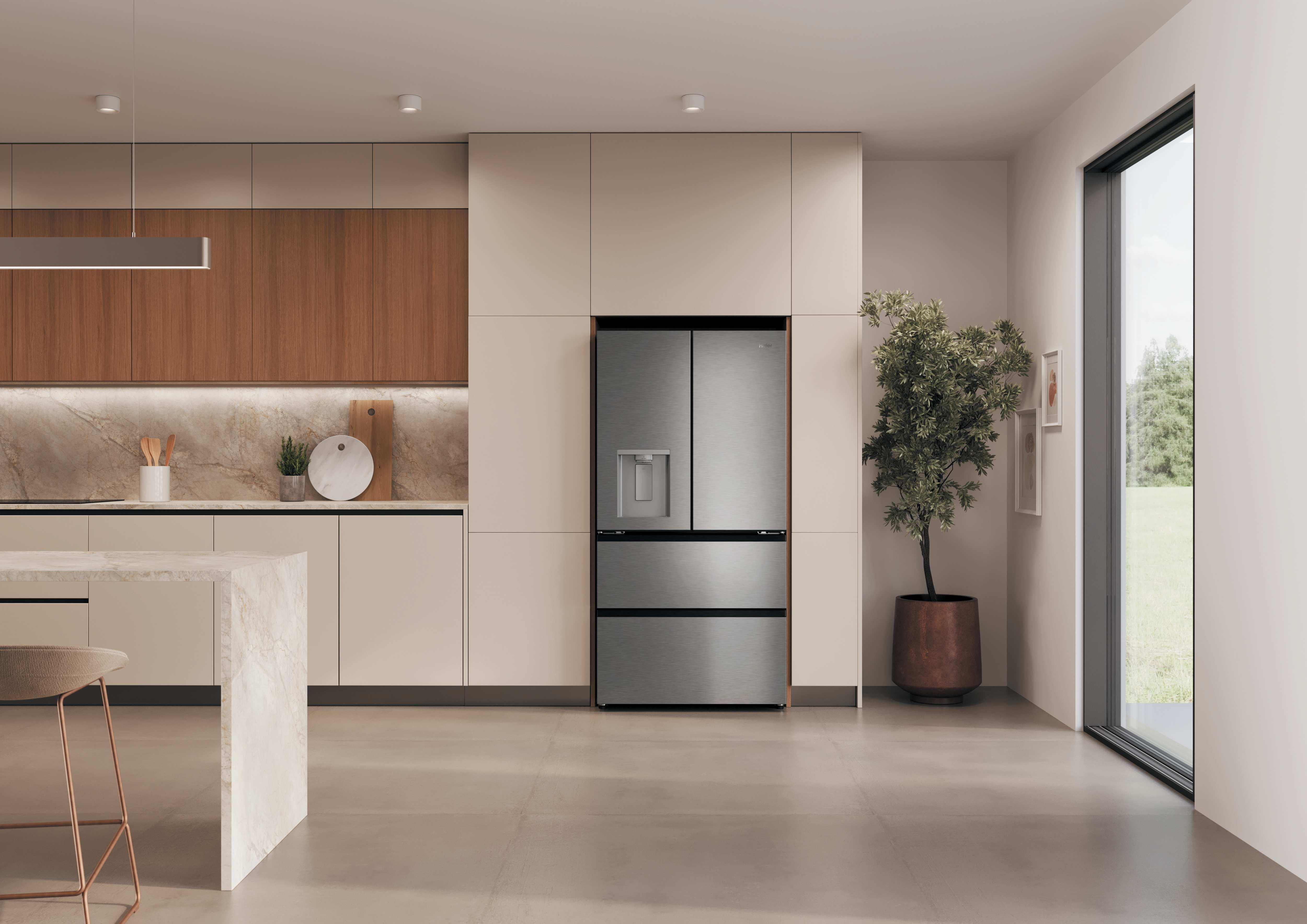 Moderne Küche mit Edelstahlkühlschrank, Marmorinsel und Holzelementen.