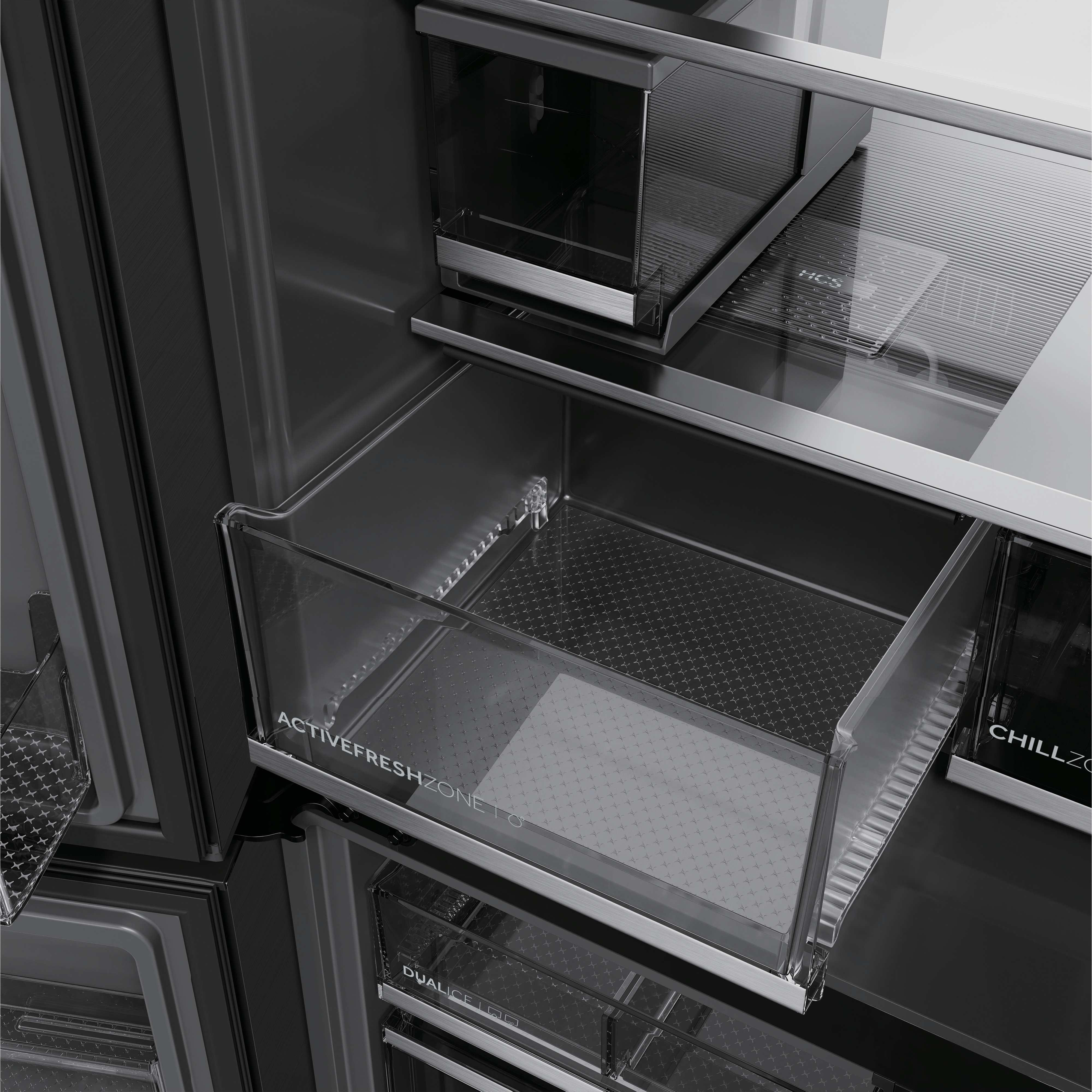 Ein offener Kühlschrank mit transparenten Schubladen und Metallakzenten.