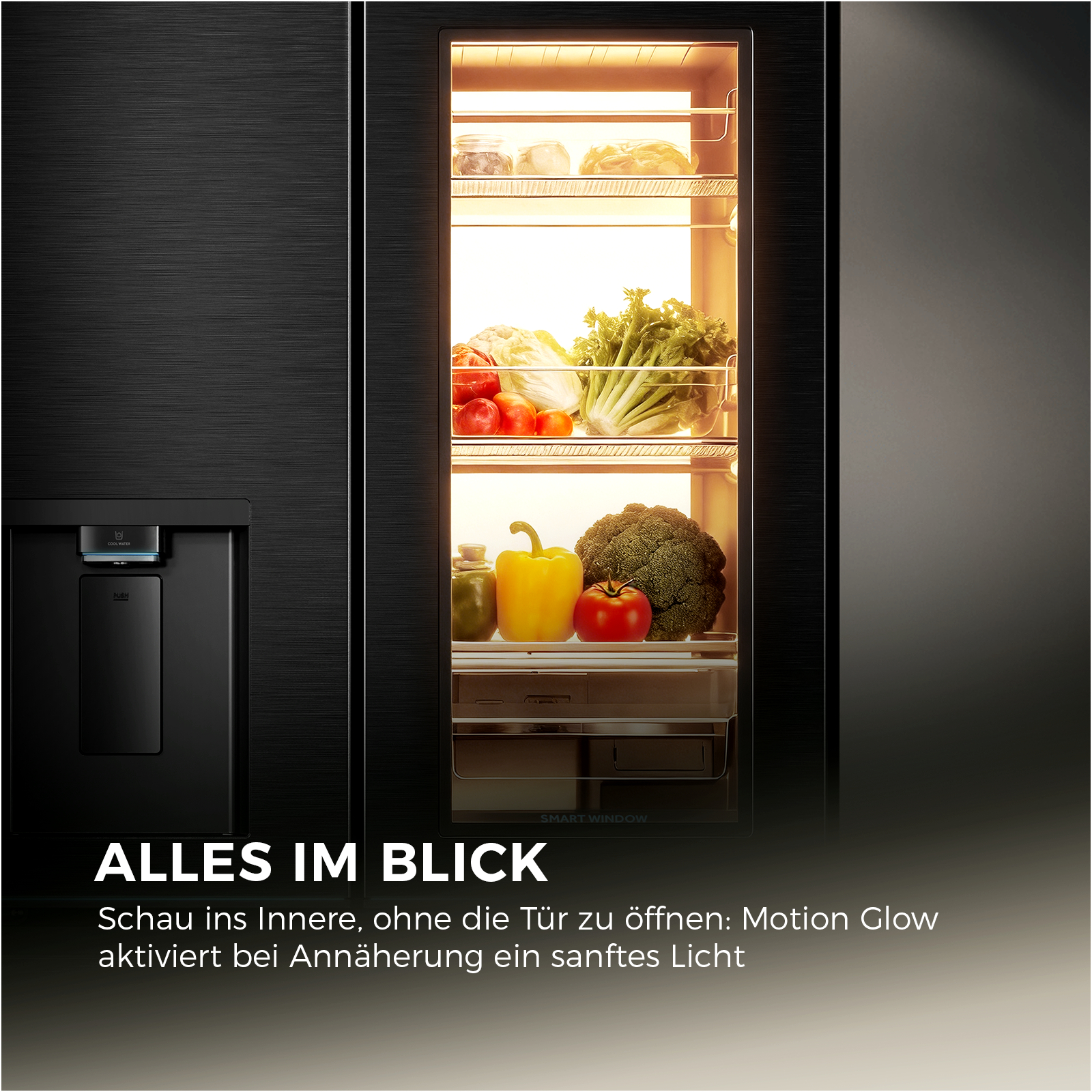 Ein schwarzer Kühlschrank mit Glastür, beleuchtet und gefüllt mit frischem Gemüse.