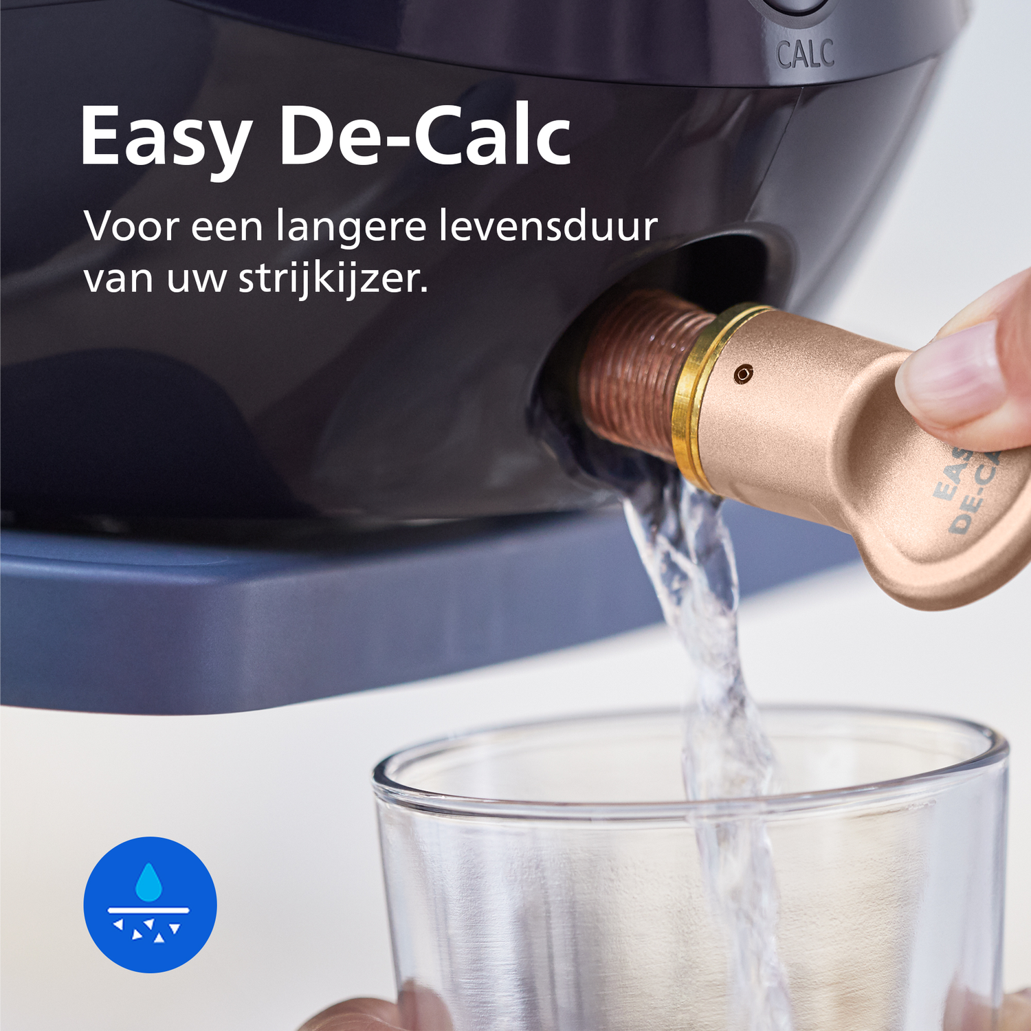 Water wordt in een glas gegoten. Een strijkijzer is aangesloten.
