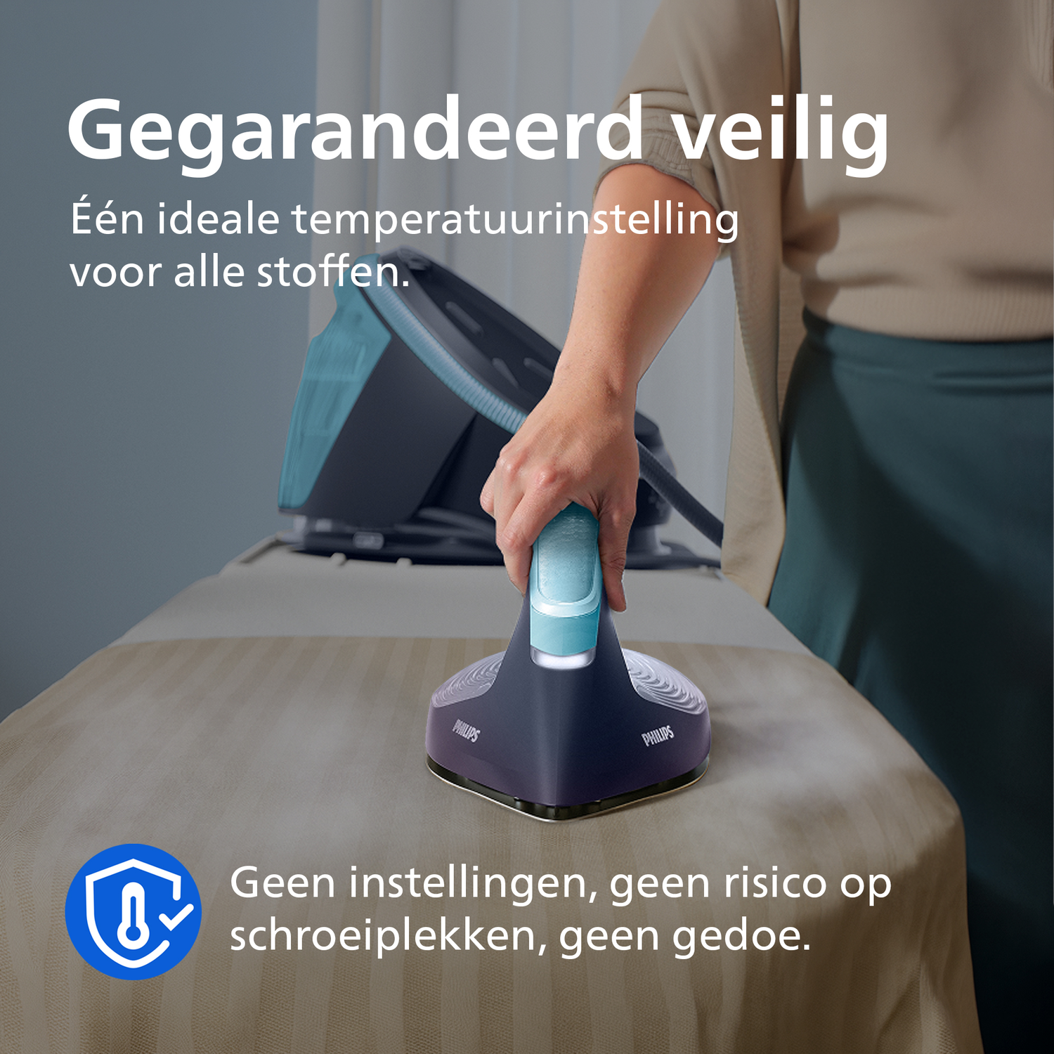 Een stoomstrijkijzer op een strijkplank. Gegarandeerd veilig.