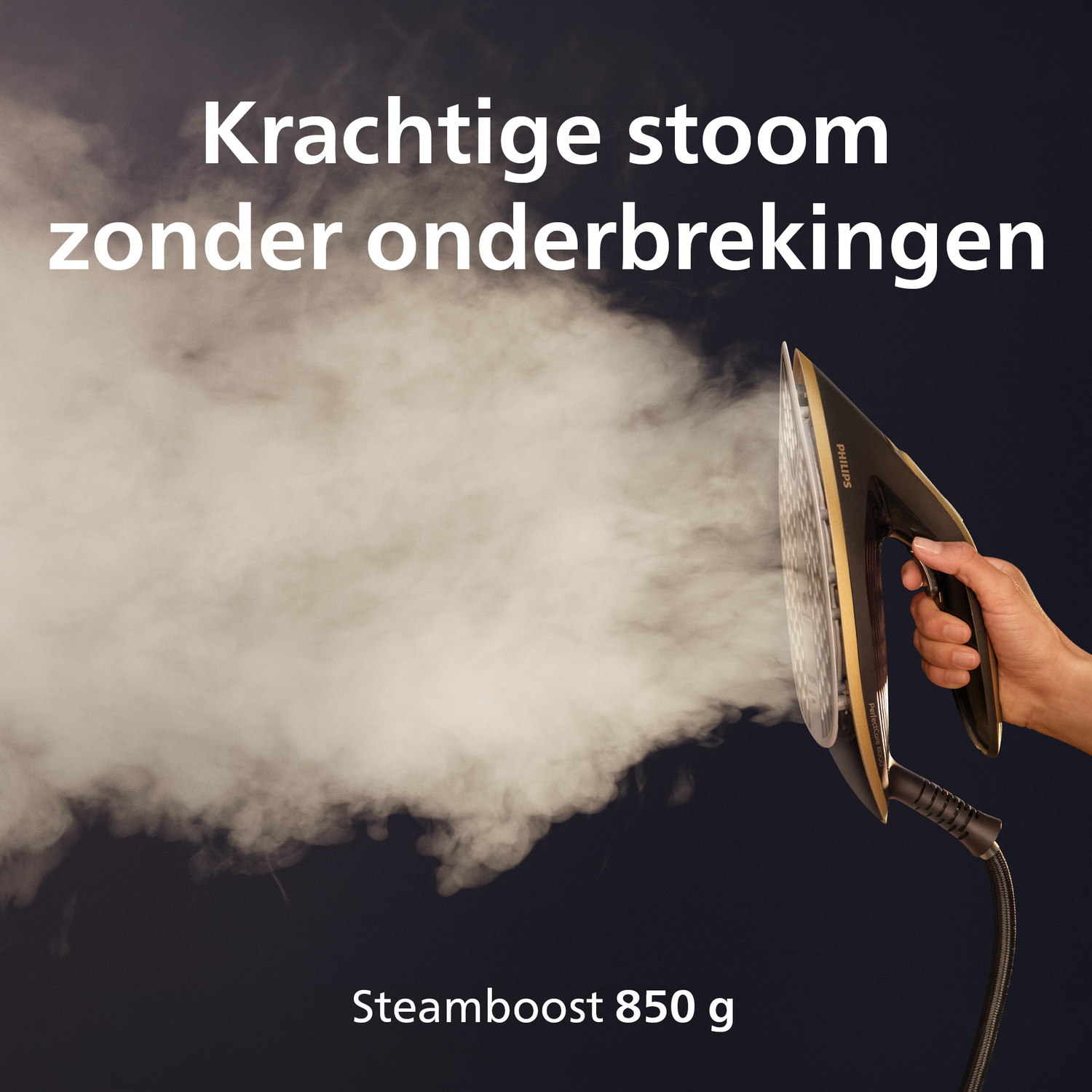 Een hand houdt een strijkijzer vast dat sterke stoom uitstoot. Donkere achtergrond.