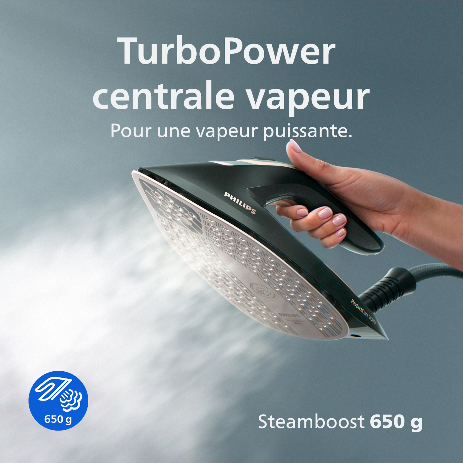 Main tenant un fer à vapeur Philips avec vapeur émise et texte "TurboPower"