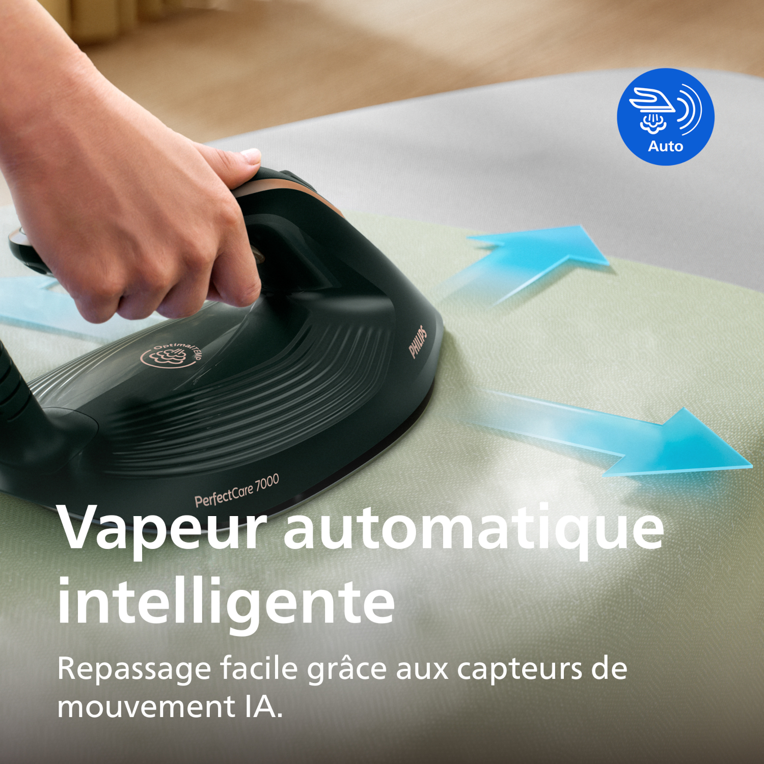 Une main repasse avec le Philips PerfectCare 7000. Flèches bleues indiquent vapeur.