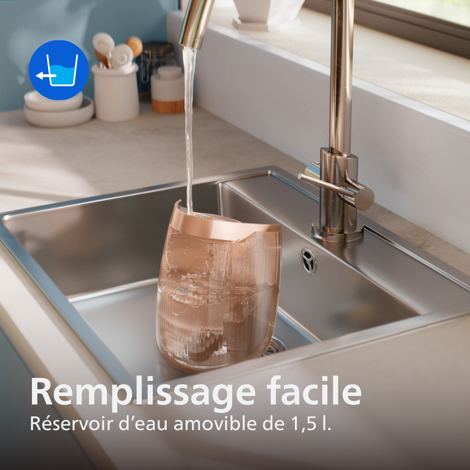 De l'eau est versée dans un récipient transparent dans un évier.