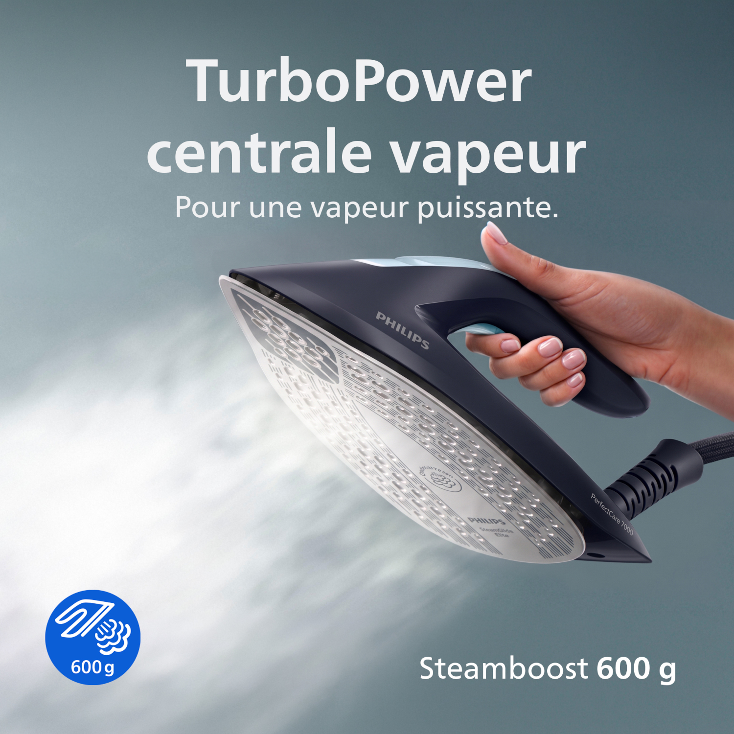 Fer à vapeur tenu à la main, vapeur s'échappe. Texte: TurboPower.