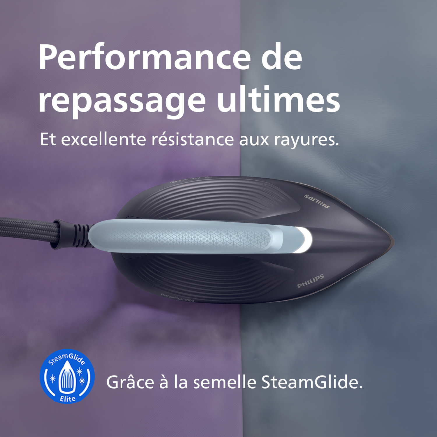 Fer à repasser gris foncé avec manche et cordon argentés sur fond violet/gris.