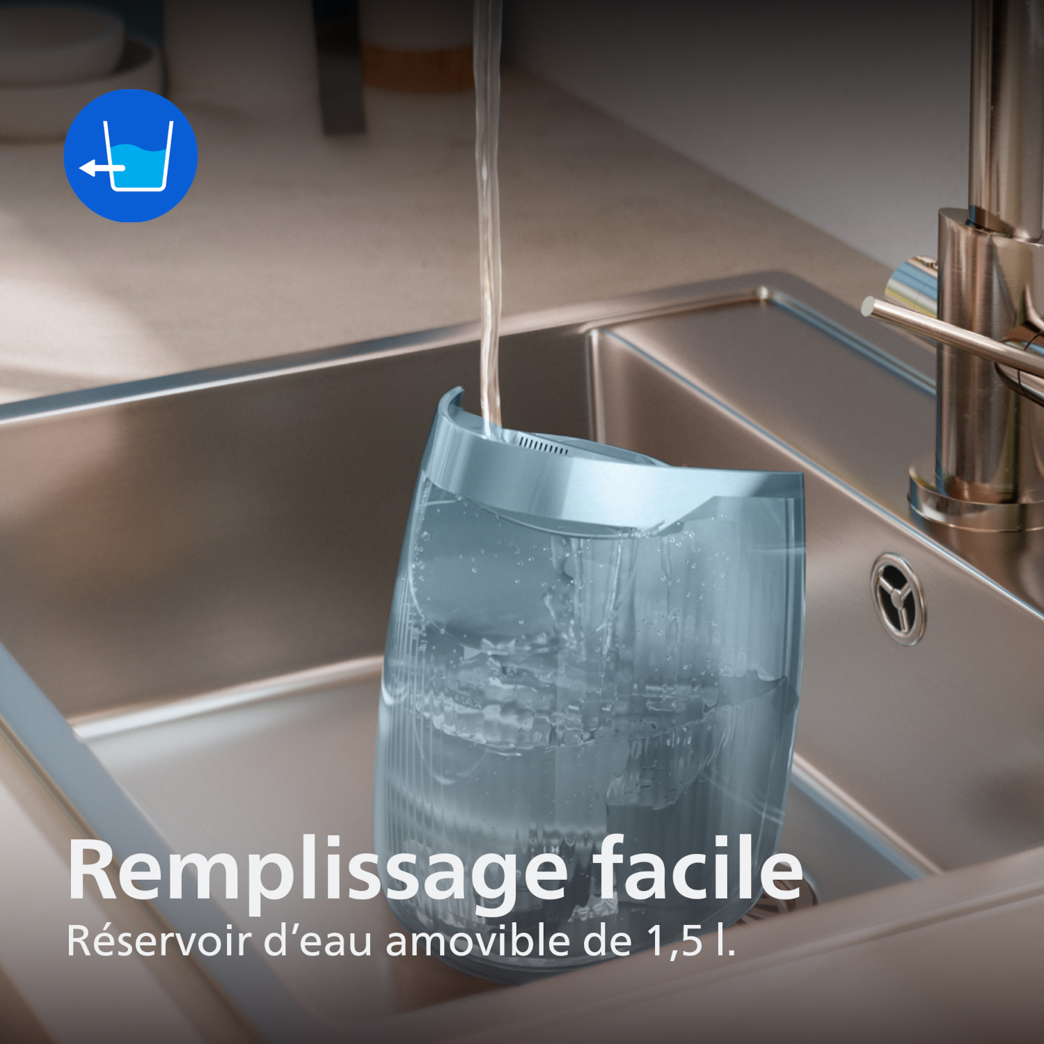 Un récipient transparent est rempli d'eau sous un robinet dans un évier.