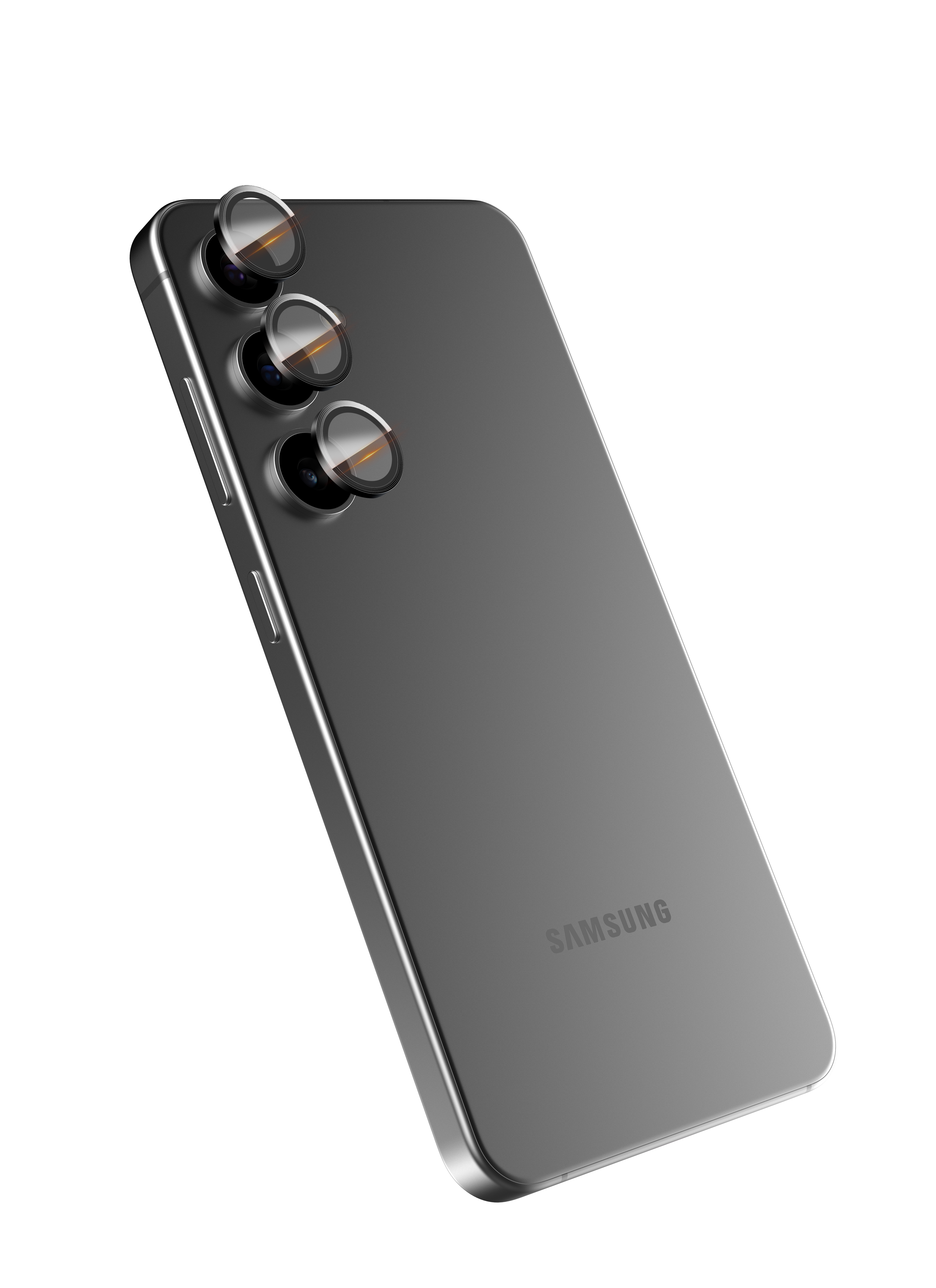 Un smartphone Samsung argenté avec trois objectifs de caméra sur fond noir.