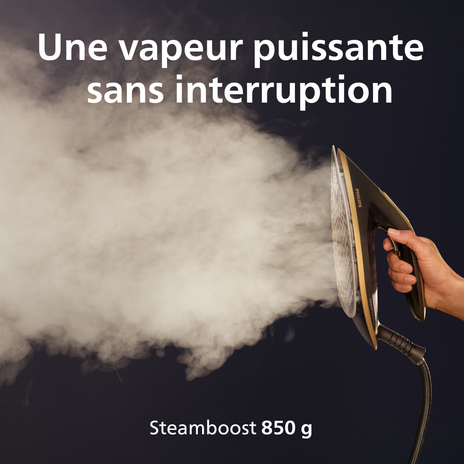 Une main tient un fer à repasser émettant une vapeur puissante. Fond sombre.