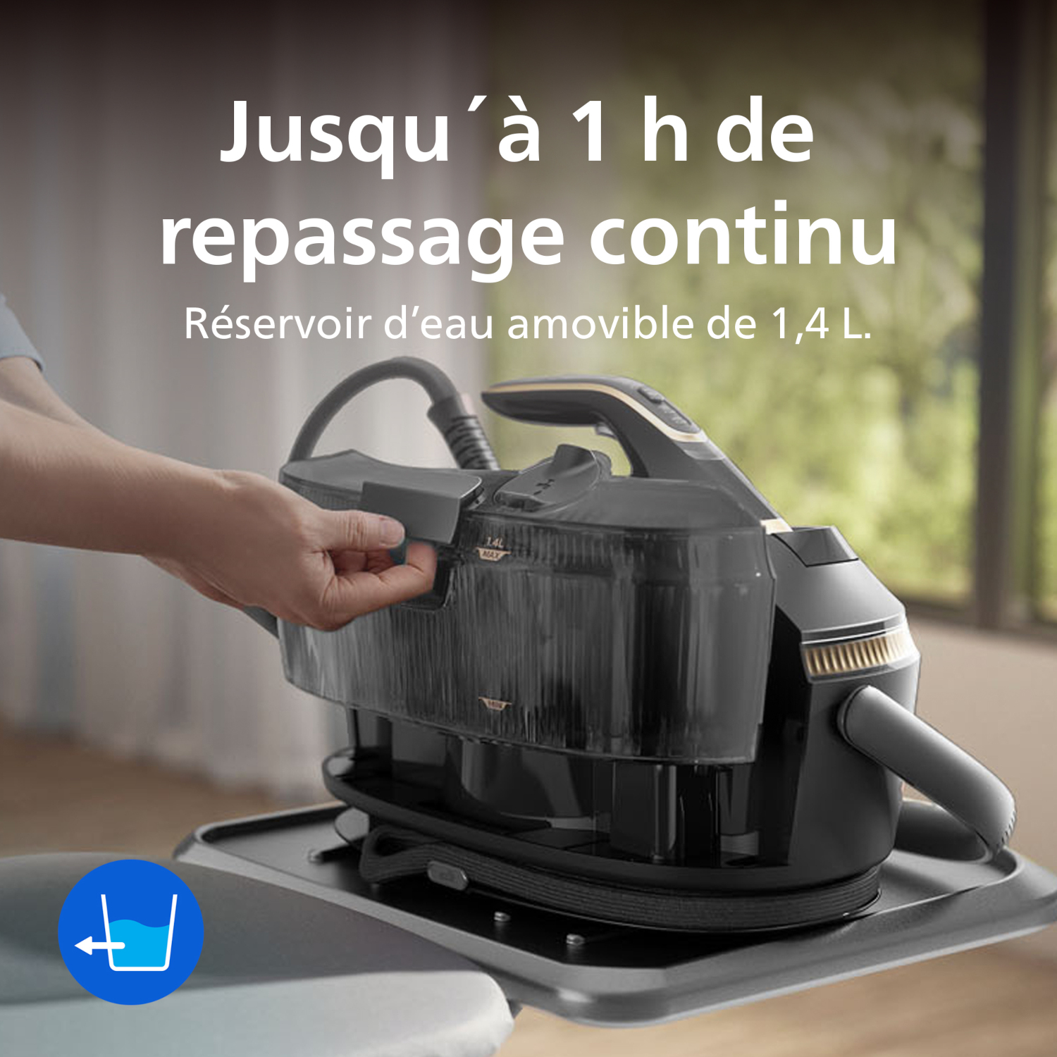 Une main retire un réservoir d'eau amovible de 1,4 L d'un fer.