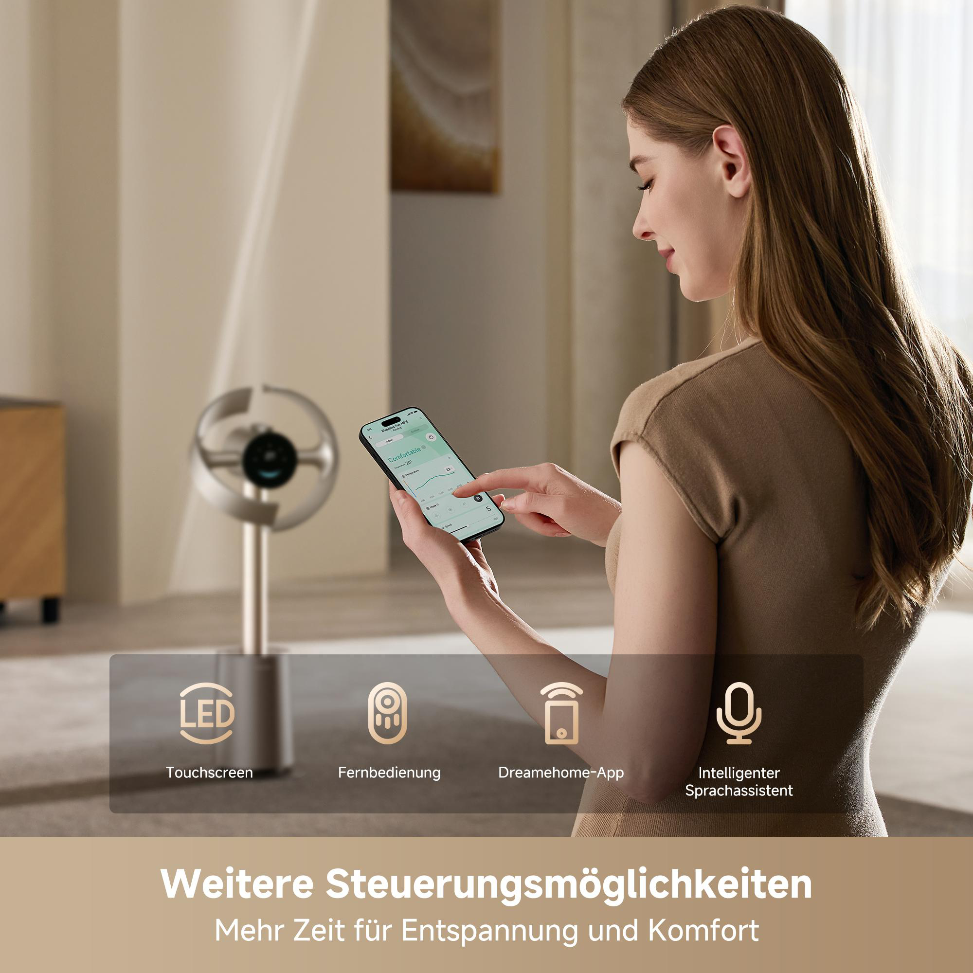 Eine Frau bedient einen Ventilator per Smartphone-App. Optionen sind Touchscreen, Fernbedienung, App und Sprachassistent.