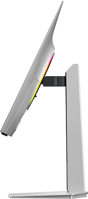 Ezüst számítógép monitor RGB világítással állványon, oldalról mutatva.