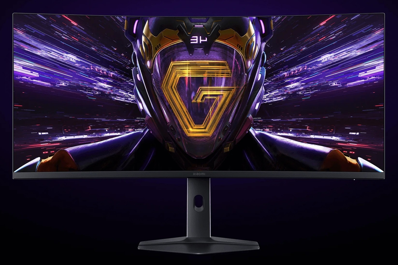 Ívelt gamer monitor futurisztikus sisakkal, arany G szimbólummal.