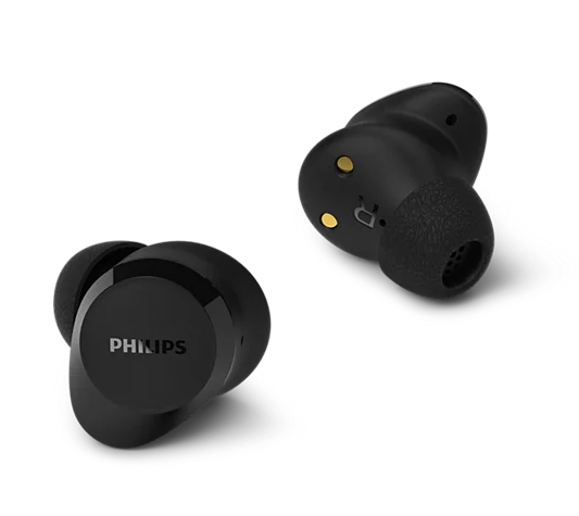 Dwa czarne słuchawki Philips na czarnym tle.