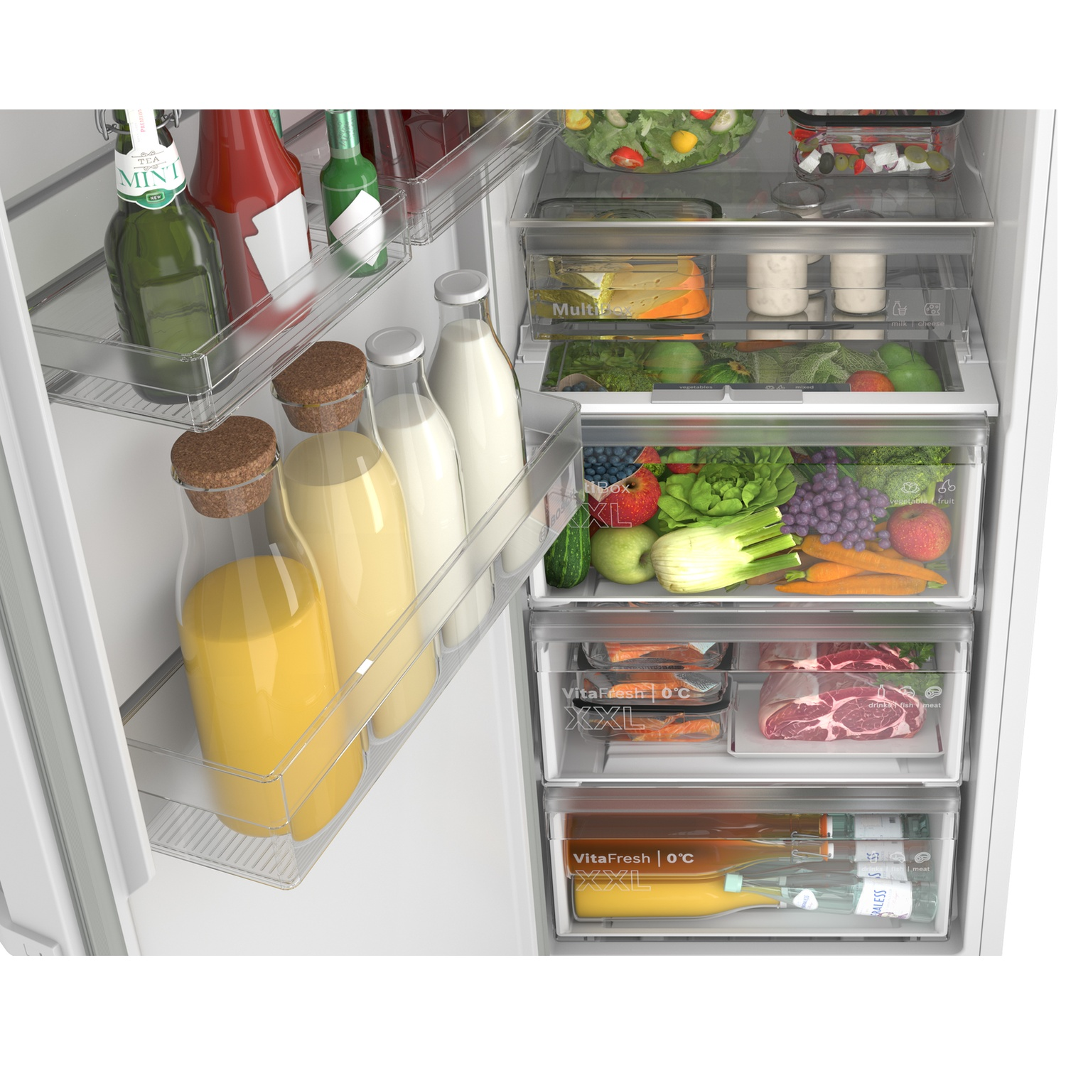 Réfrigérateur ouvert avec nourriture : légumes, fruits, viande, fromage, boissons.