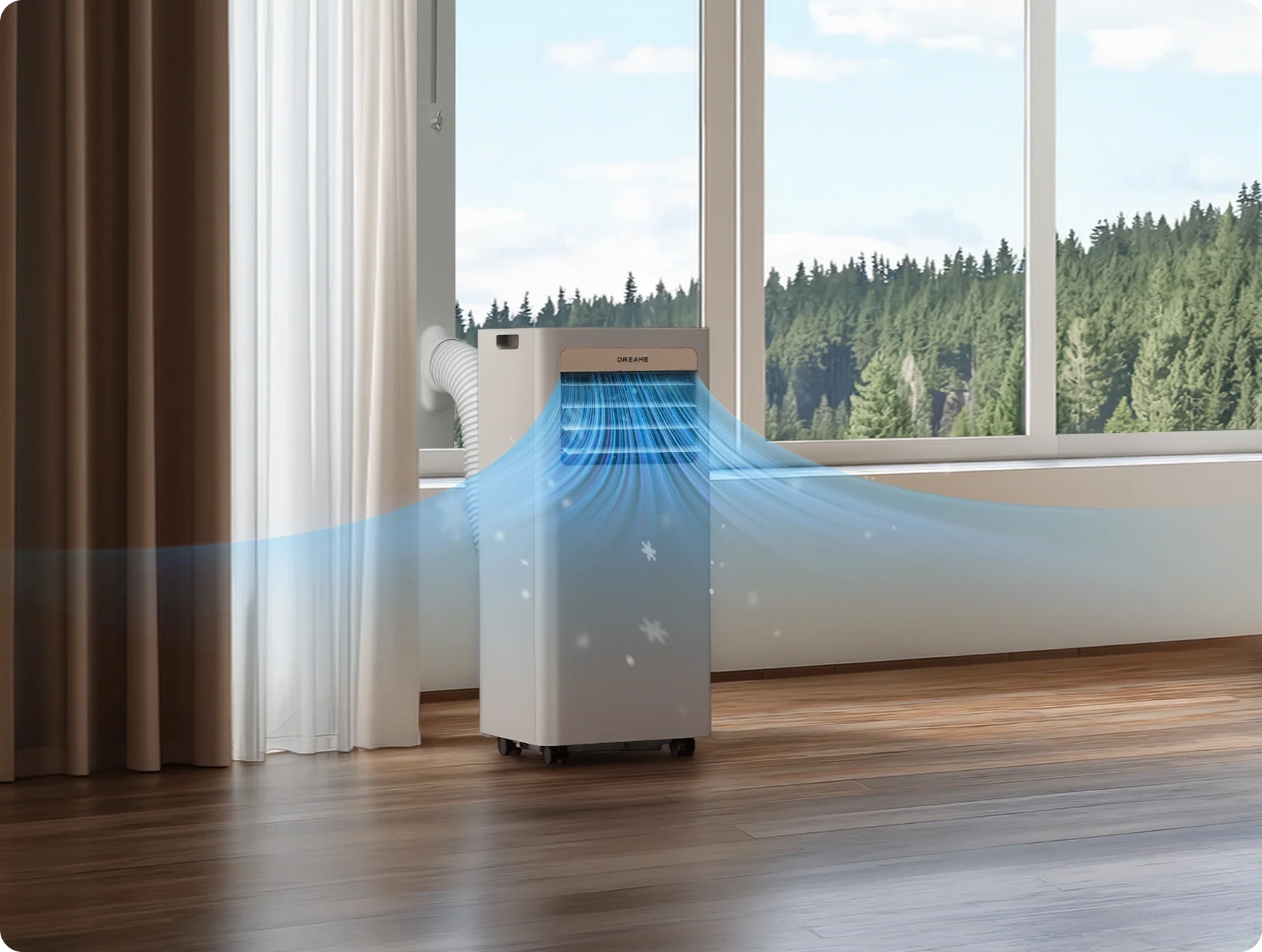 Ein Klimagerät bläst kühle Luft in ein Zimmer mit Holzboden und Blick auf einen Wald.