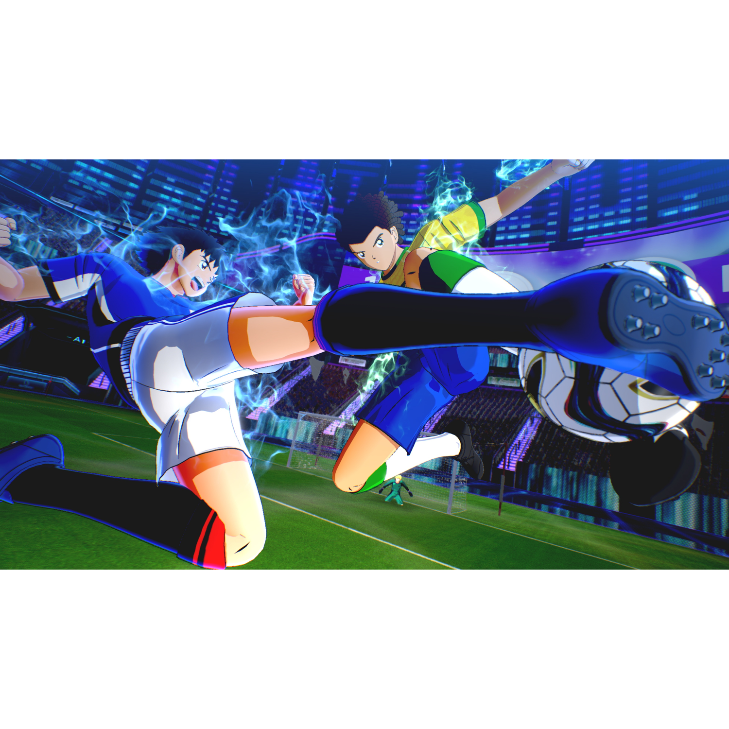 Twee voetballers in blauwe en groene tenues springen naar een voetbal op een neonverlicht veld.