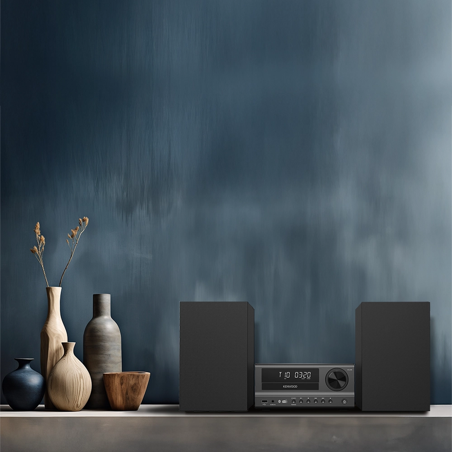 Ein Kenwood-Stereosystem mit zwei Lautsprechern und verschiedenen Vasen.