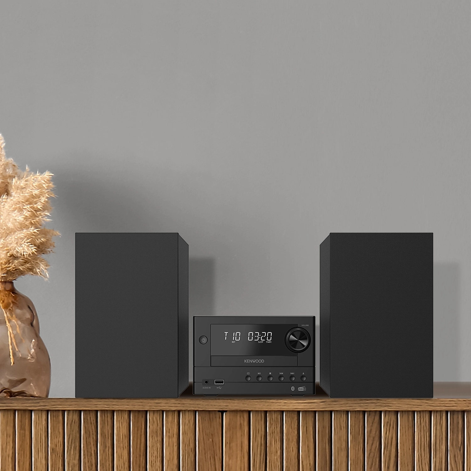 Ein schwarzes Kenwood Kompaktanlagen-System mit zwei Lautsprechern und einem zentralen Player.