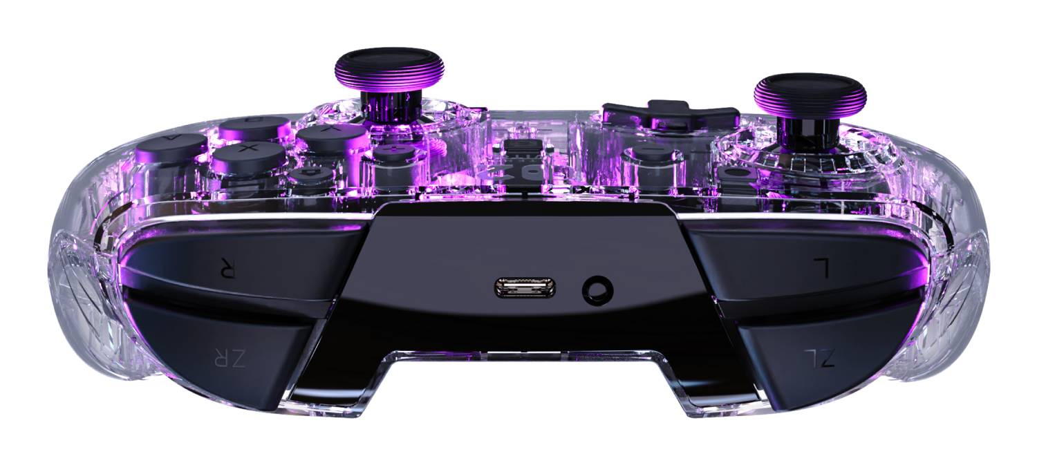 Un controlador transparente con luces moradas, puerto USB-C y botones.
