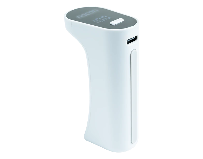 Un cargador portátil blanco con pantalla digital que muestra 100.