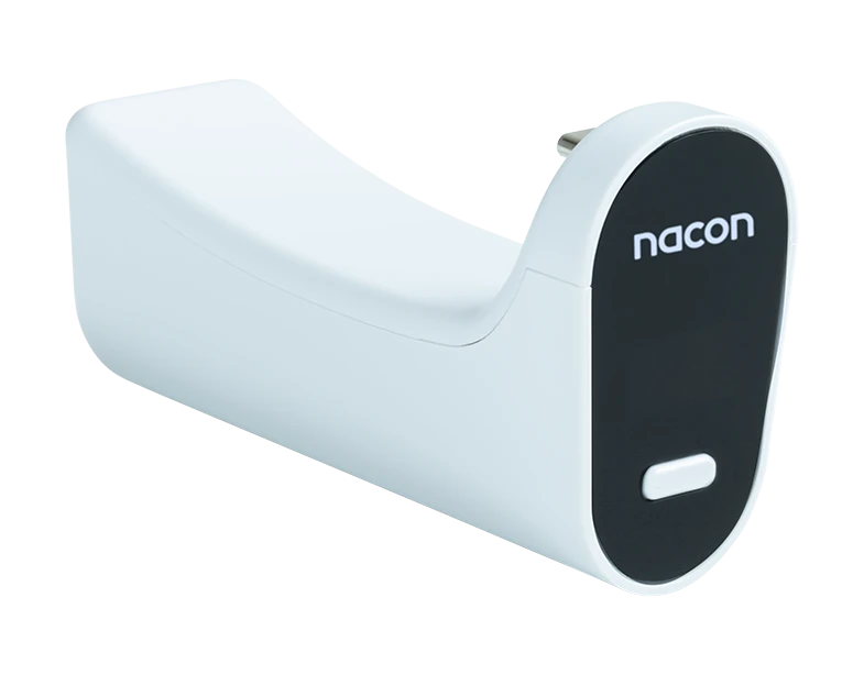 Un cargador Nacon blanco con detalle negro y un botón.