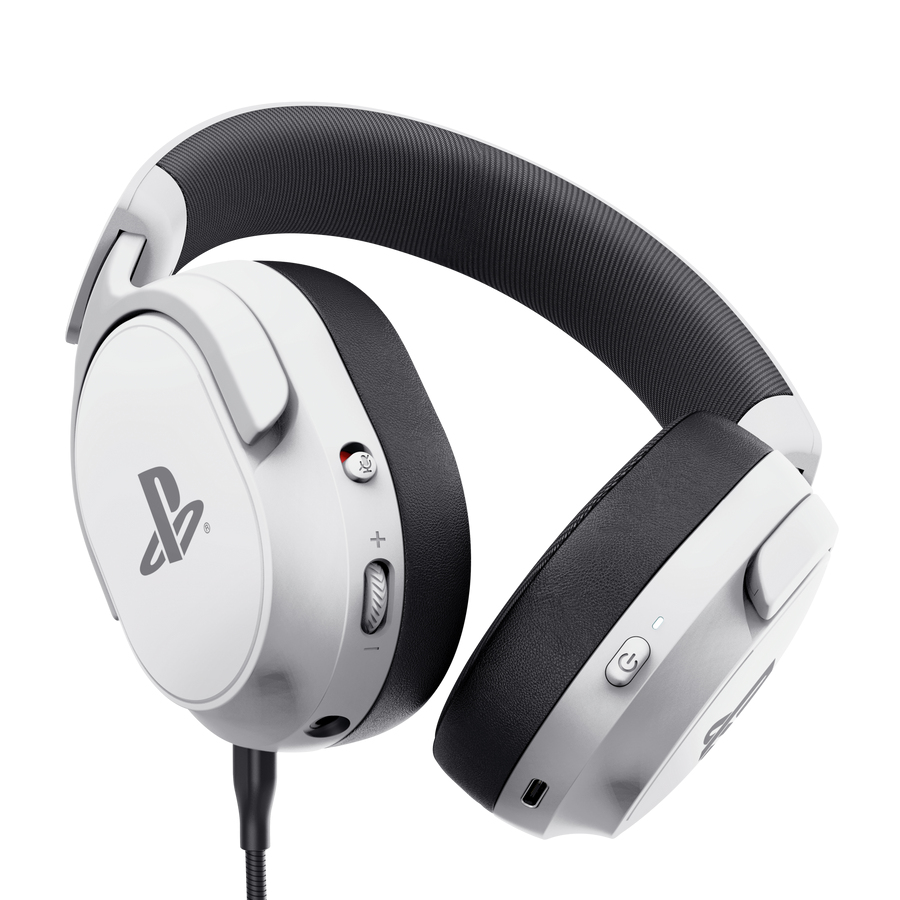 Auriculares PlayStation blancos y negros con micrófono y controles de volumen.