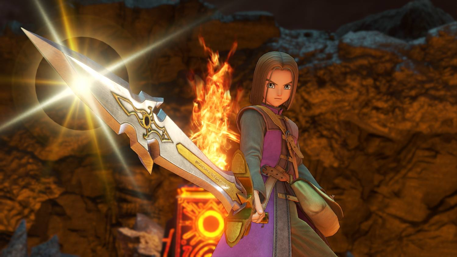 Un personaje sostiene una espada brillante frente a un fuego.