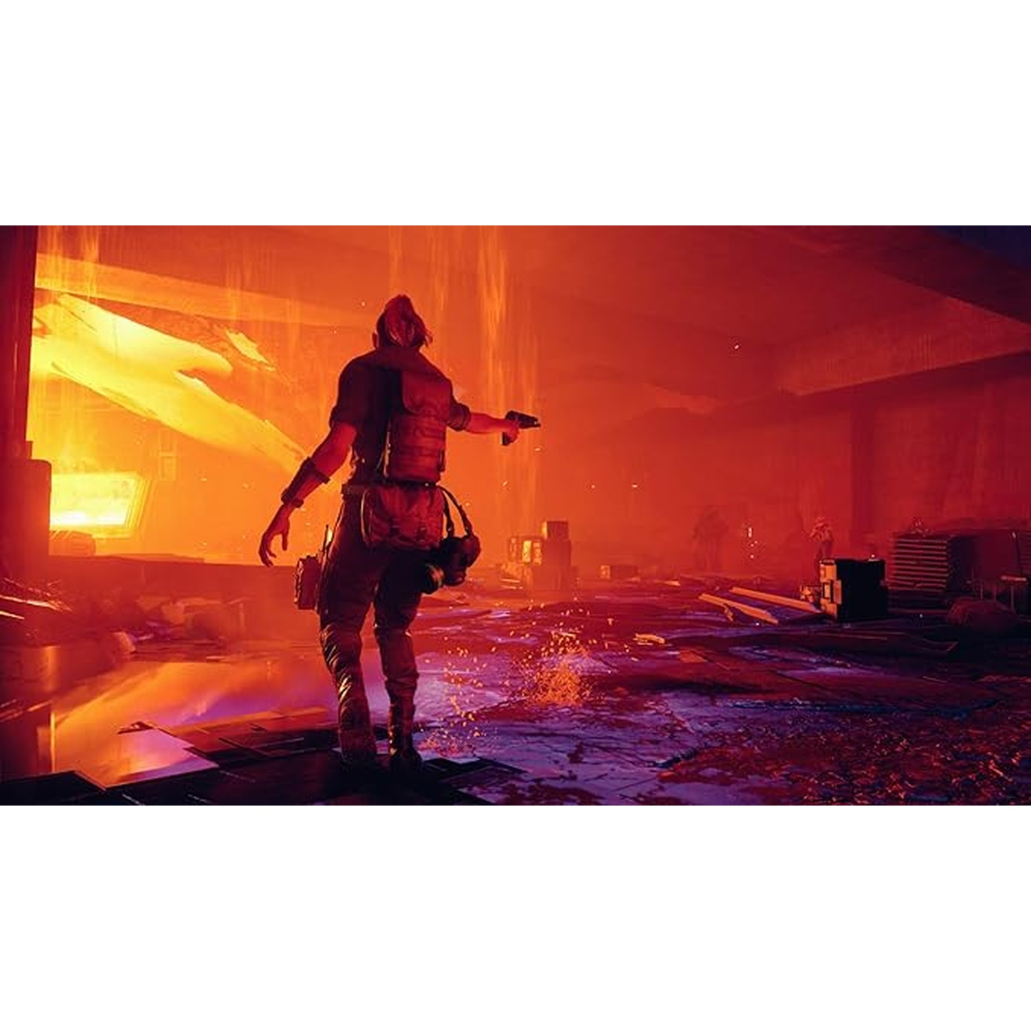 Homme avec sac à dos et pistolet devant un fond de feu.