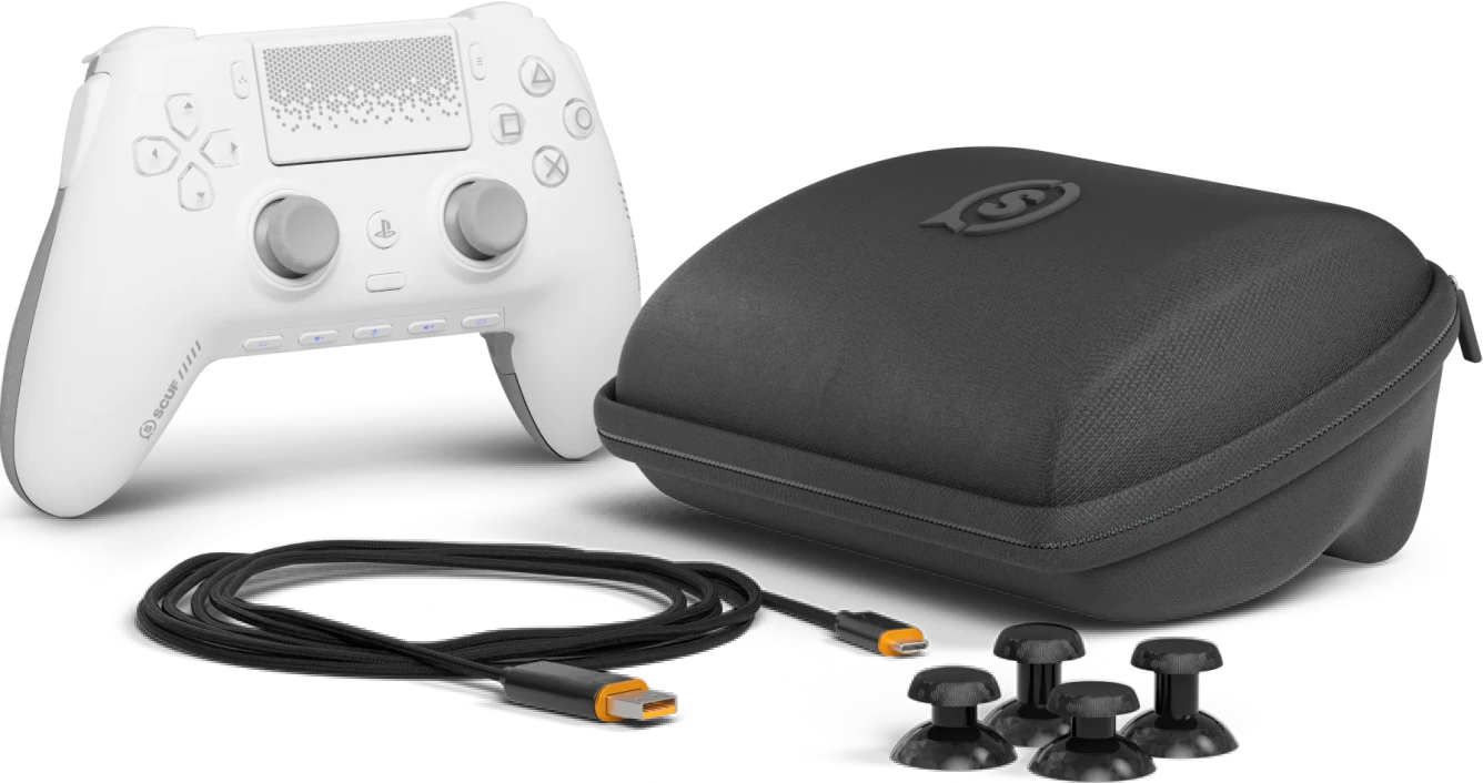 Une manette blanche, une sacoche noire, un câble et quatre joysticks noirs.