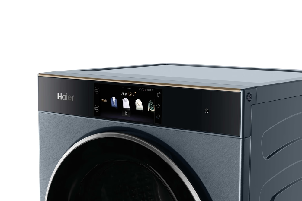 Részlet egy Haier mosógépről, érintőképernyőn mosási programokat mutatva.