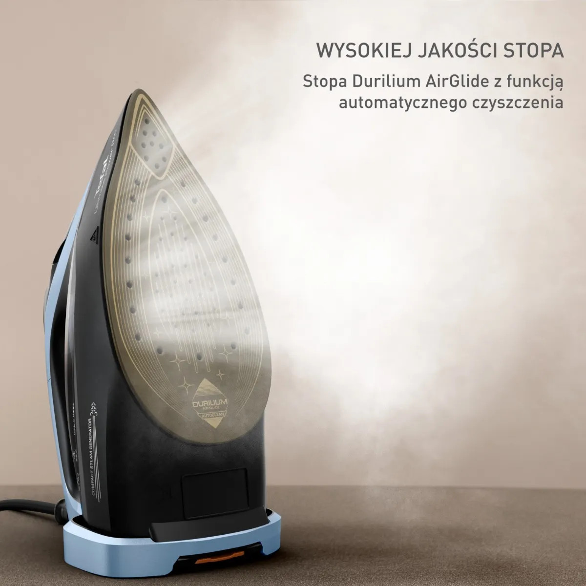 Żelazko parowe z niebieską podstawą, wydzielające parę.