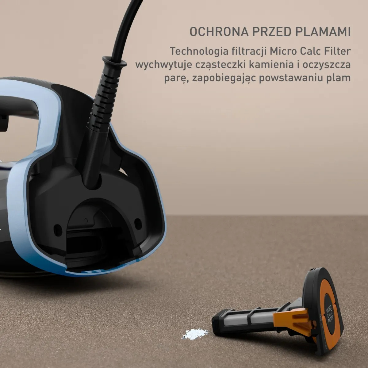 Żelazko parowe z wyjętym filtrem Micro Calc na brązowej powierzchni.