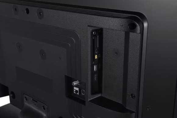 Egy fekete televízió hátulja különféle portokkal, például HDMI és USB.