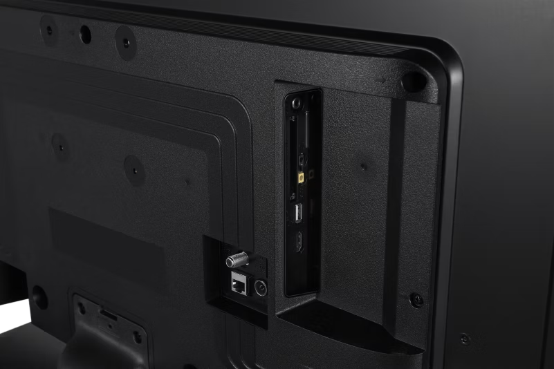 Fekete TV hátulja csatlakozókkal: HDMI, USB, antenna, Ethernet.