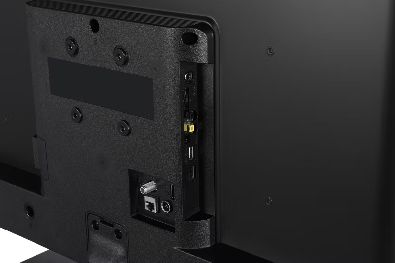 TV hátulja HDMI, USB és koaxiális csatlakozókkal.