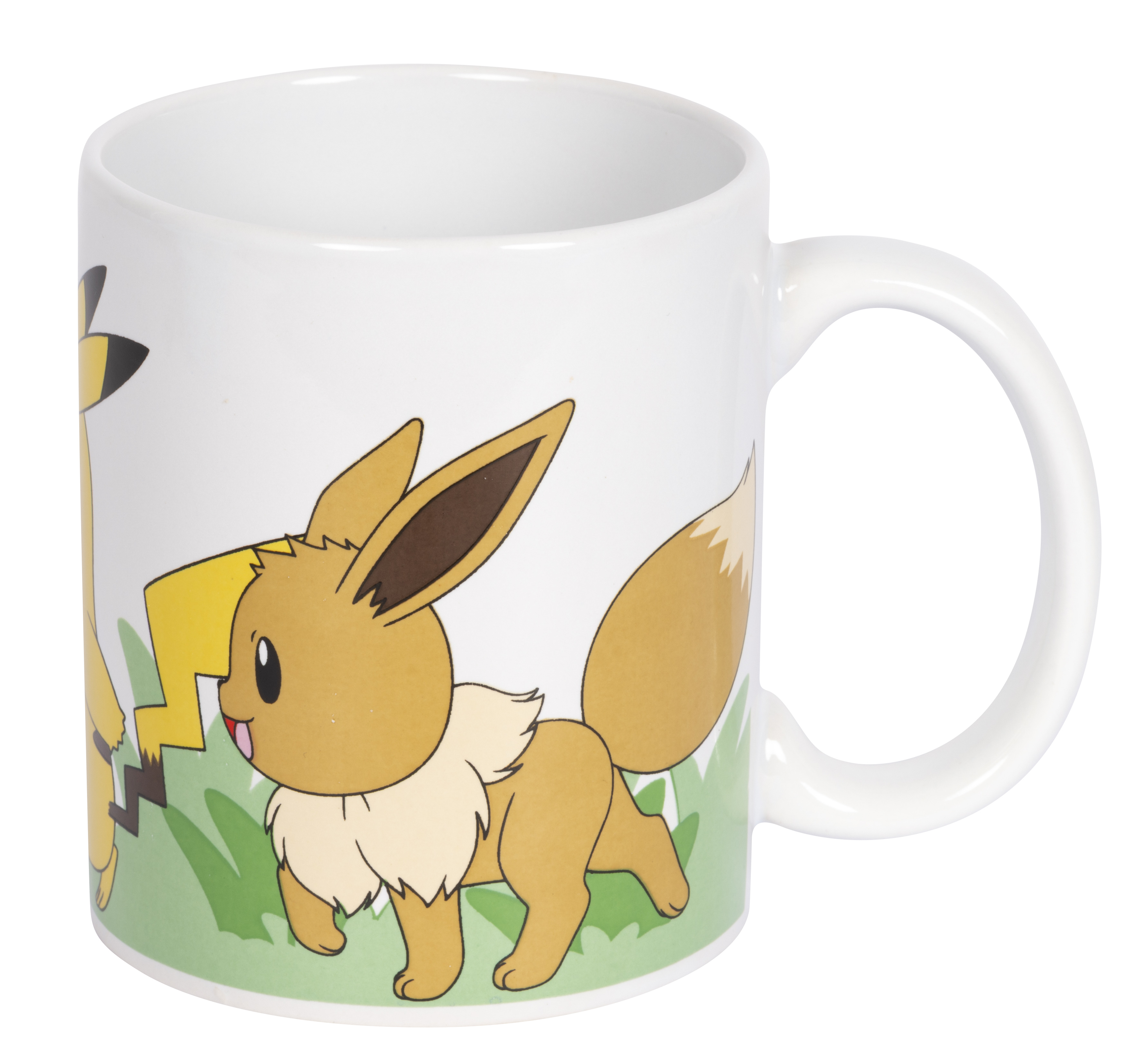 Eine weiße Tasse mit Pikachu und Evoli-Illustrationen auf grünem Gras.