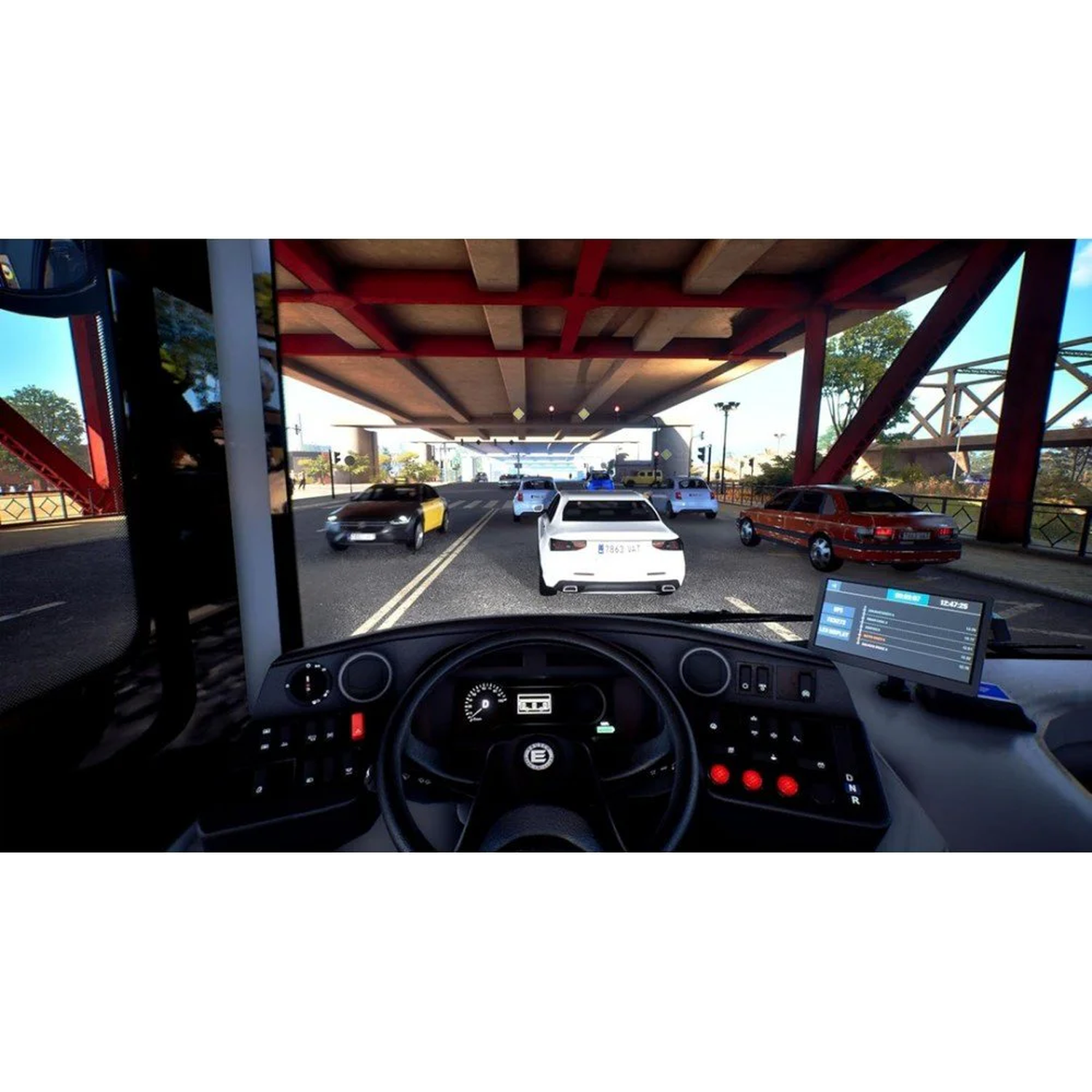 Interieur van een bus, met stuur, dashboard en verkeer onder een brug.
