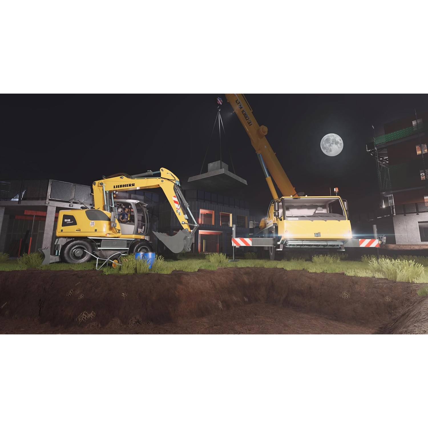 Een gele graafmachine en kraan werken 's nachts op een bouwplaats onder volle maan.