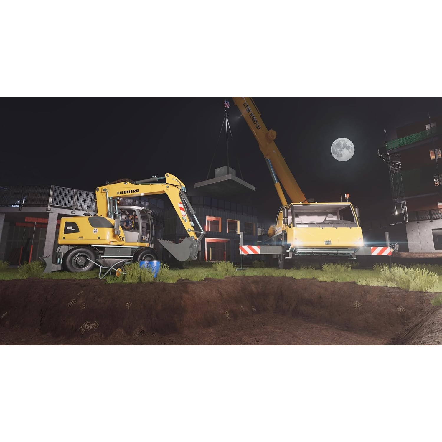Grue jaune soulève une dalle de béton sur un chantier nocturne avec pelle.